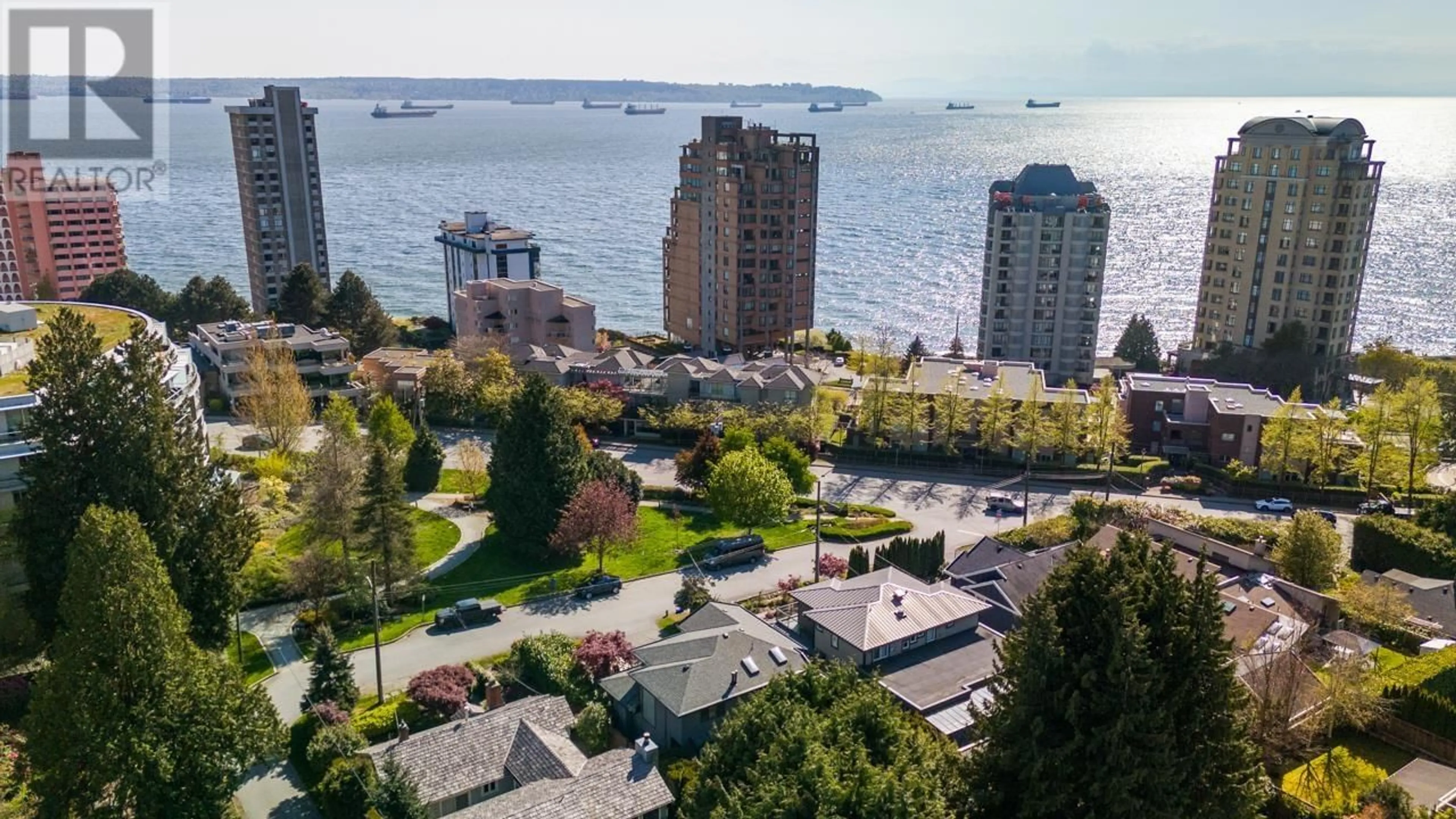 A pic from outside/outdoor area/front of a property/back of a property/a pic from drone, water/lake/river/ocean view for 2257 FULTON AVENUE, West Vancouver British Columbia V7V1T7