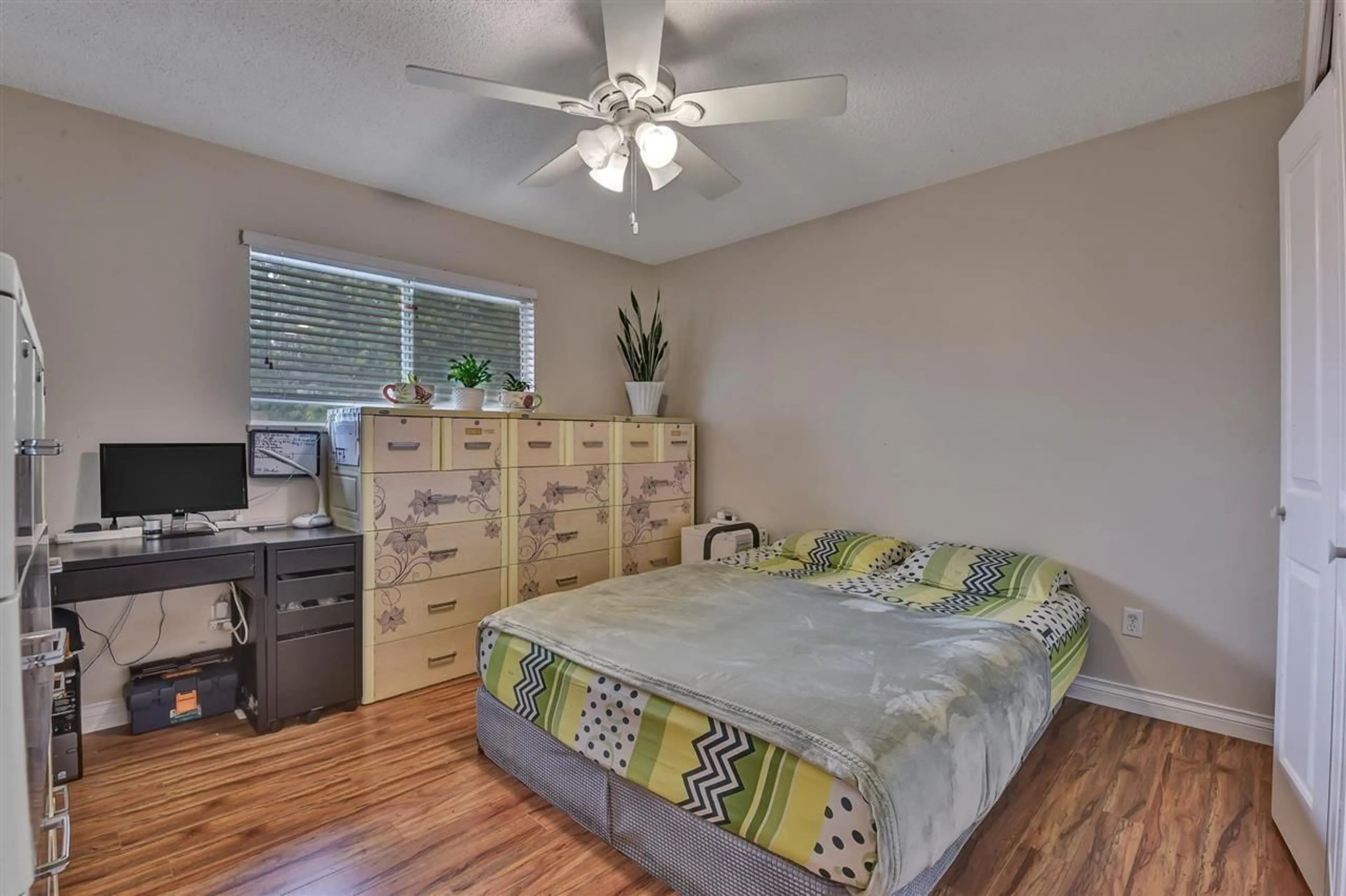 Bedroom with bed, unknown for 14888 96, Surrey British Columbia V3R1E7