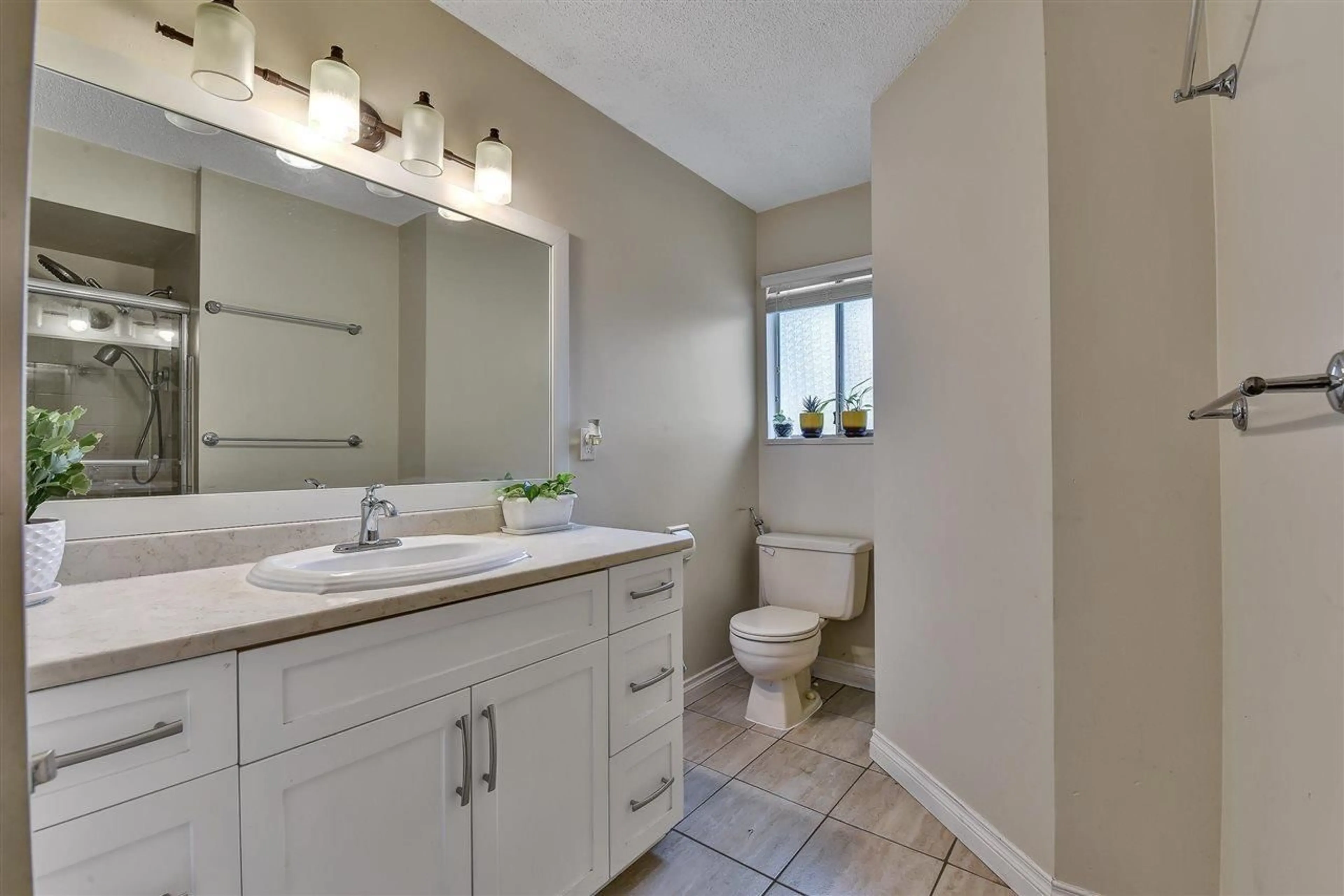 Standard bathroom, ceramic/tile floor for 14888 96, Surrey British Columbia V3R1E7