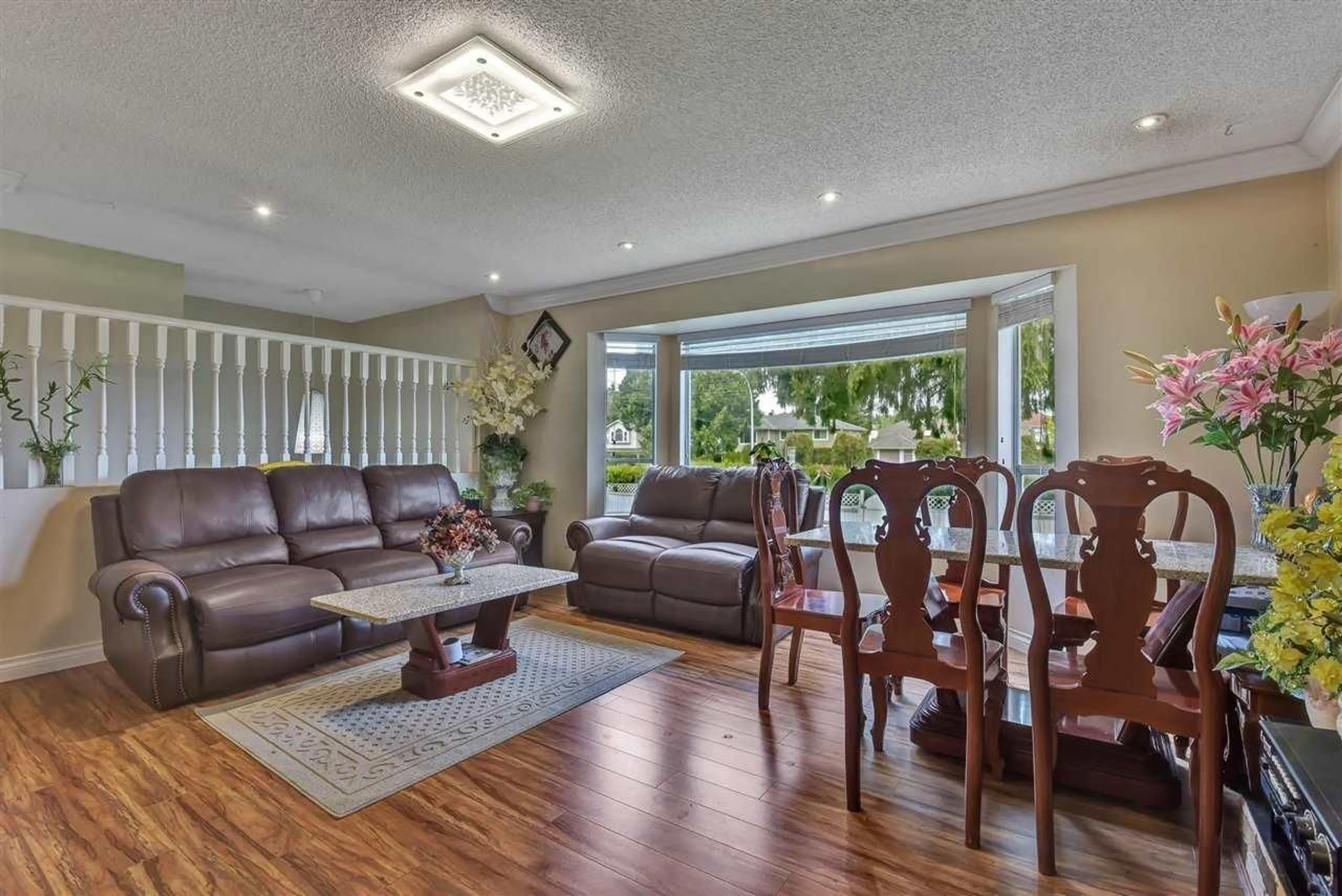Living room with furniture, wood/laminate floor for 14888 96, Surrey British Columbia V3R1E7