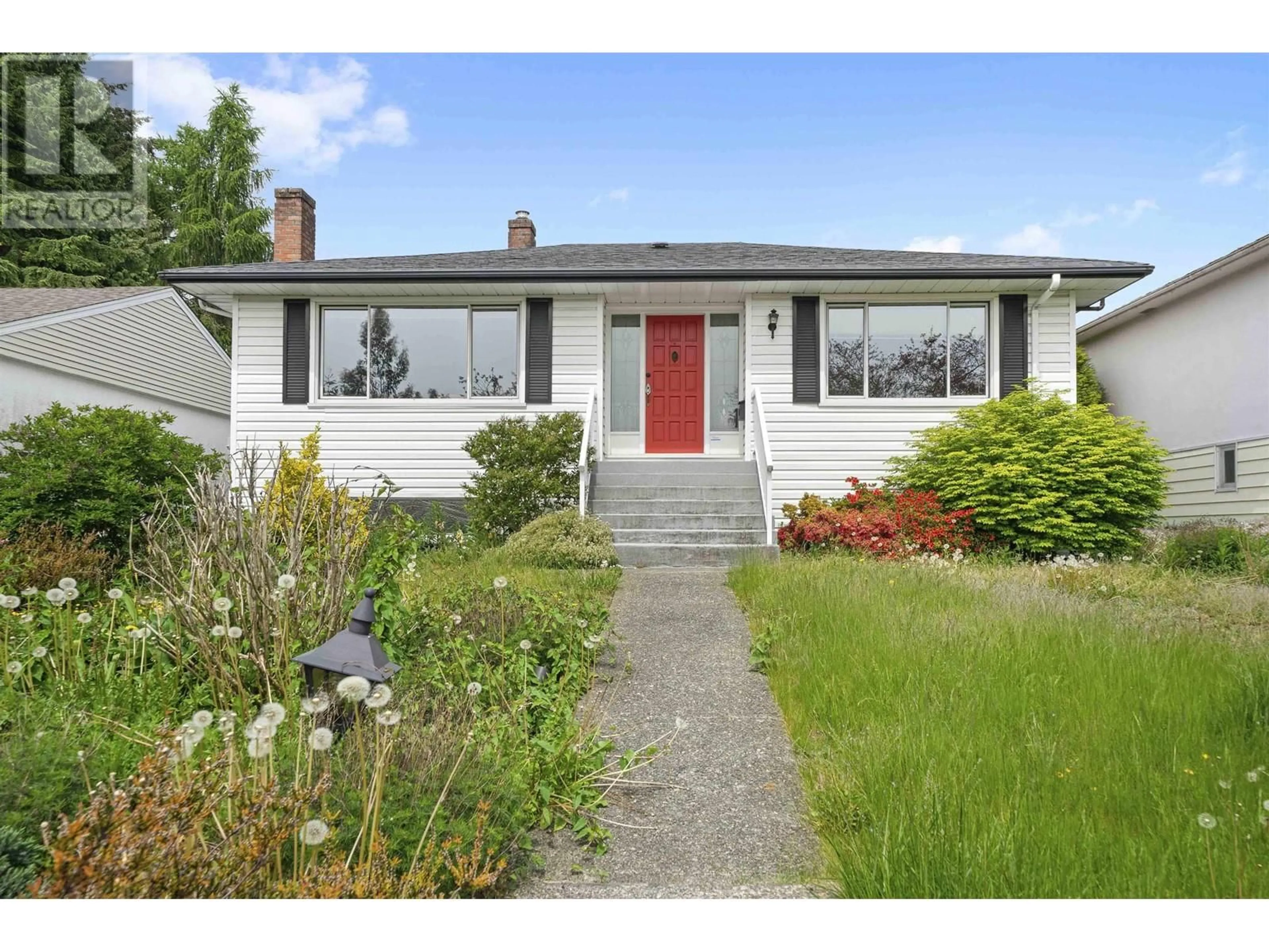 Home with vinyl exterior material, street for 436 26TH STREET, North Vancouver British Columbia V7N2G8