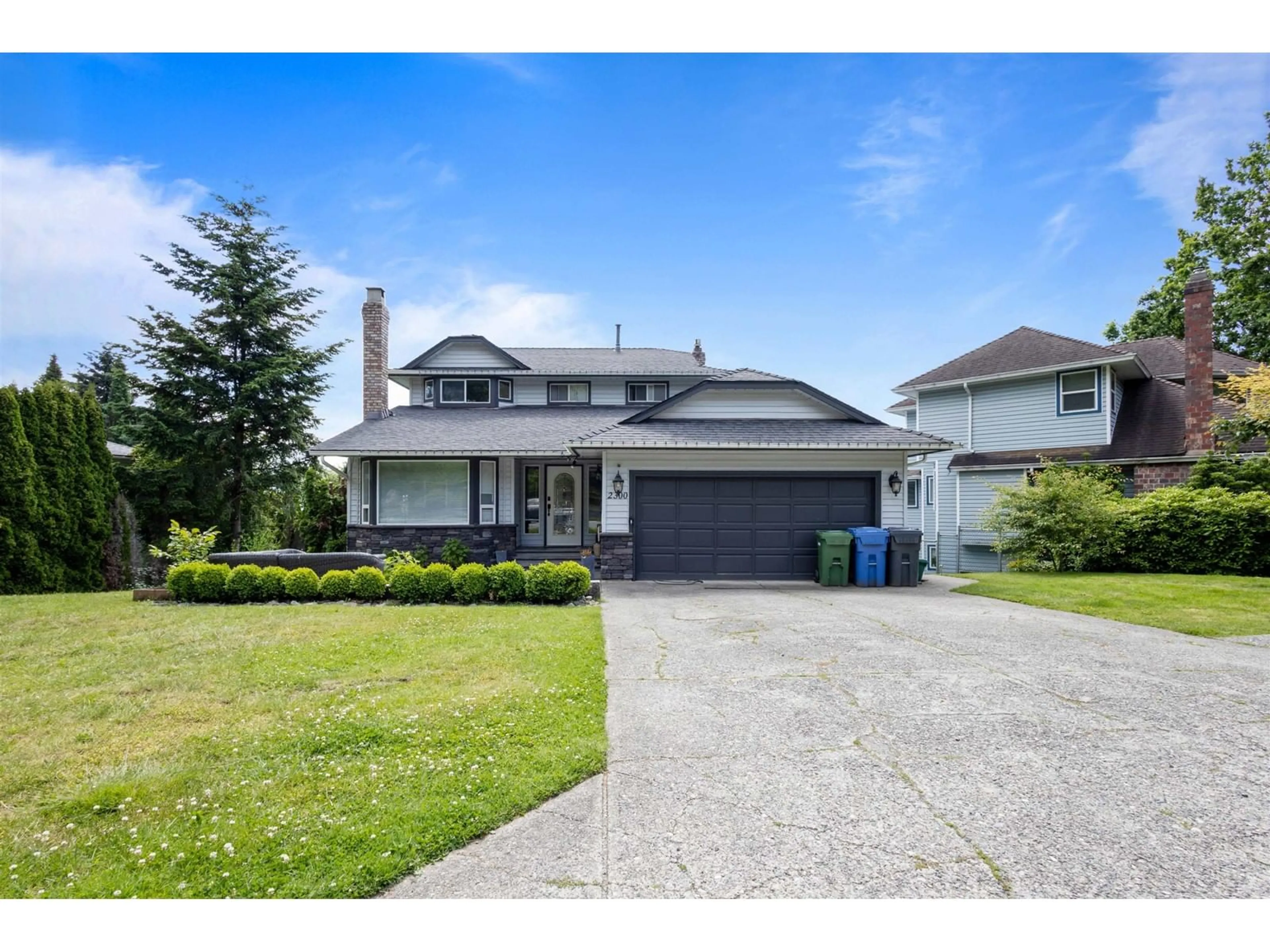 Home with vinyl exterior material, street for 2300 MOUNTAIN, Abbotsford British Columbia V3G1E6