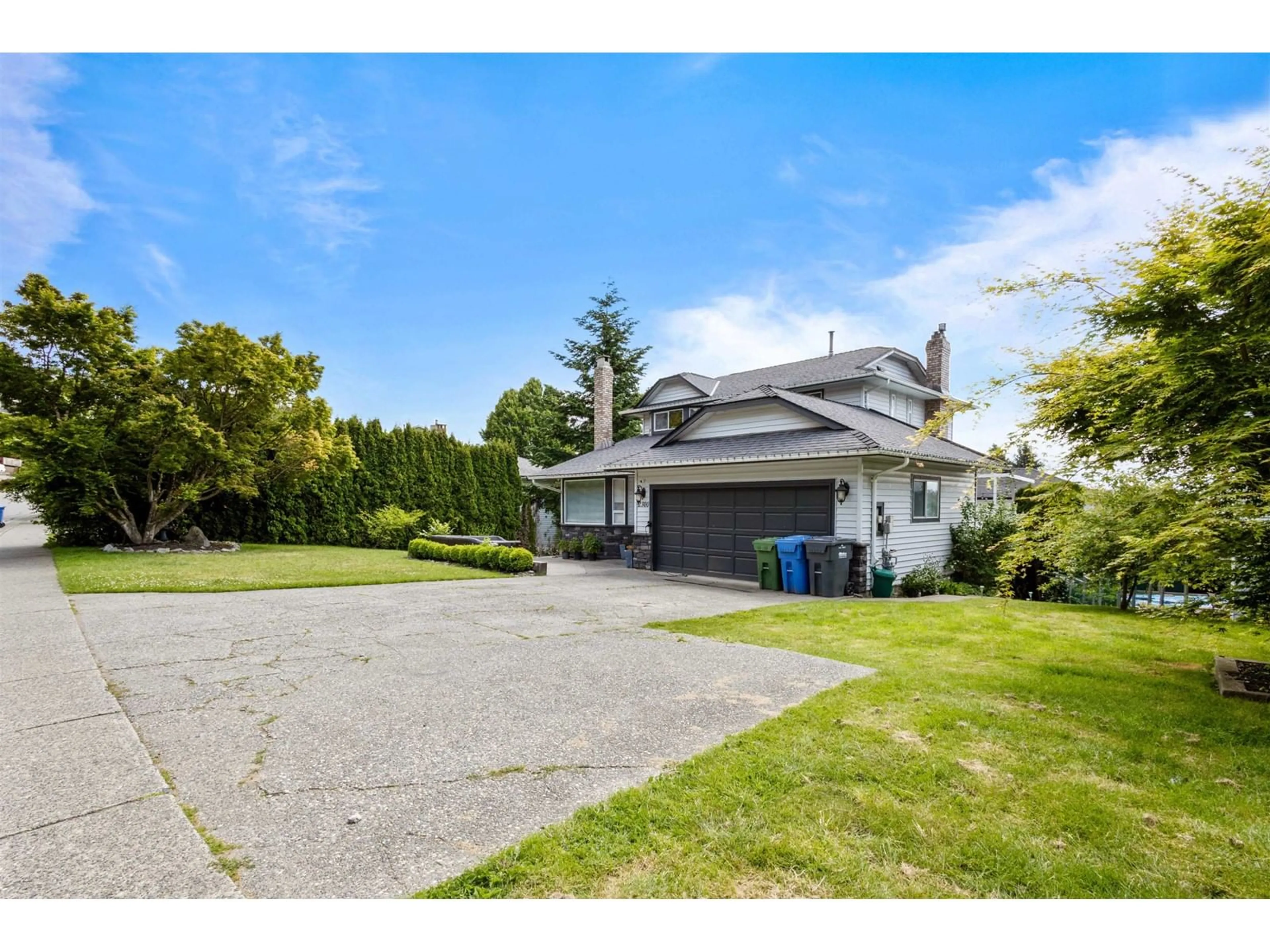 A pic from outside/outdoor area/front of a property/back of a property/a pic from drone, street for 2300 MOUNTAIN, Abbotsford British Columbia V3G1E6