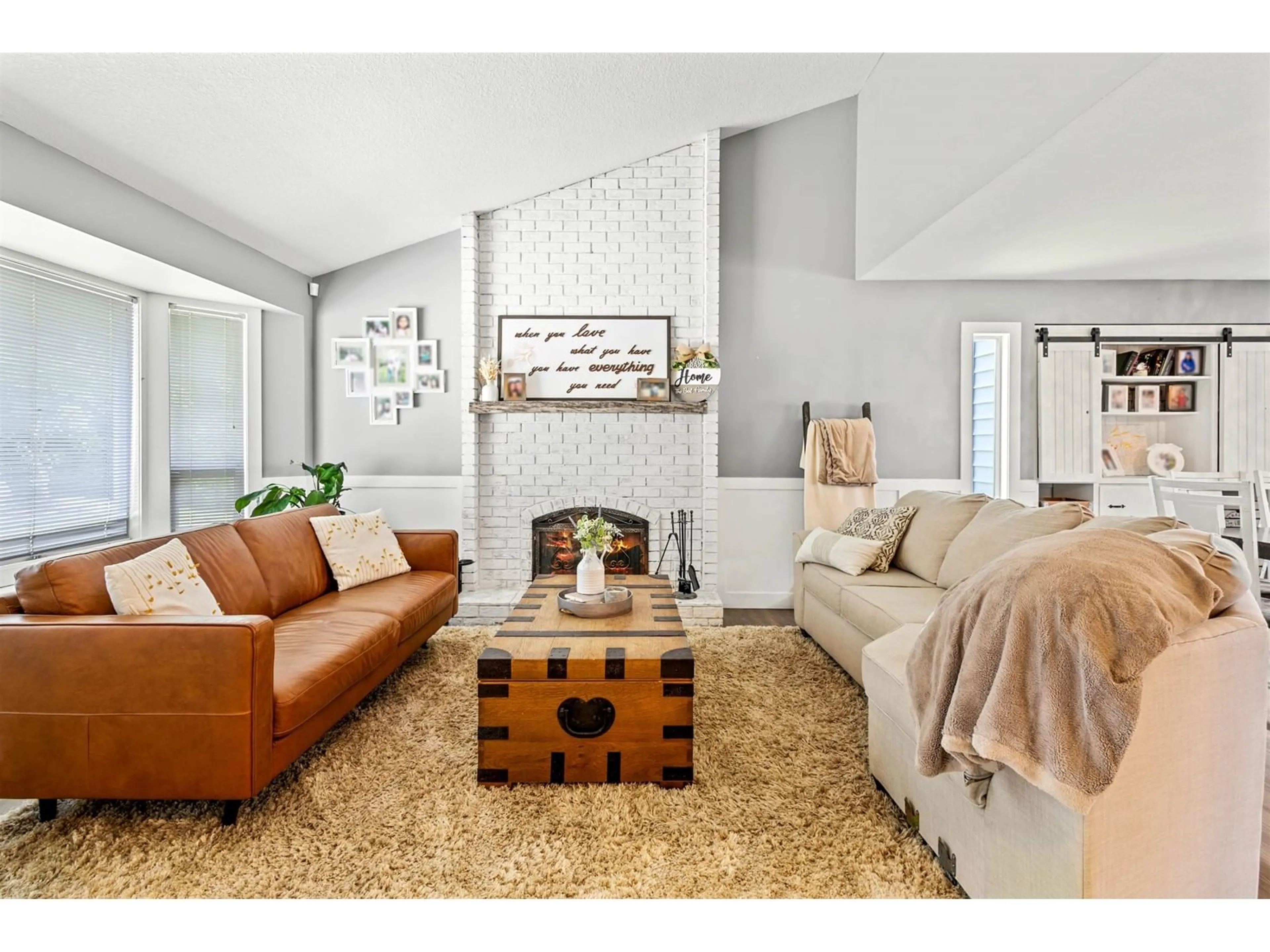 Living room with furniture, ceramic/tile floor for 2300 MOUNTAIN, Abbotsford British Columbia V3G1E6