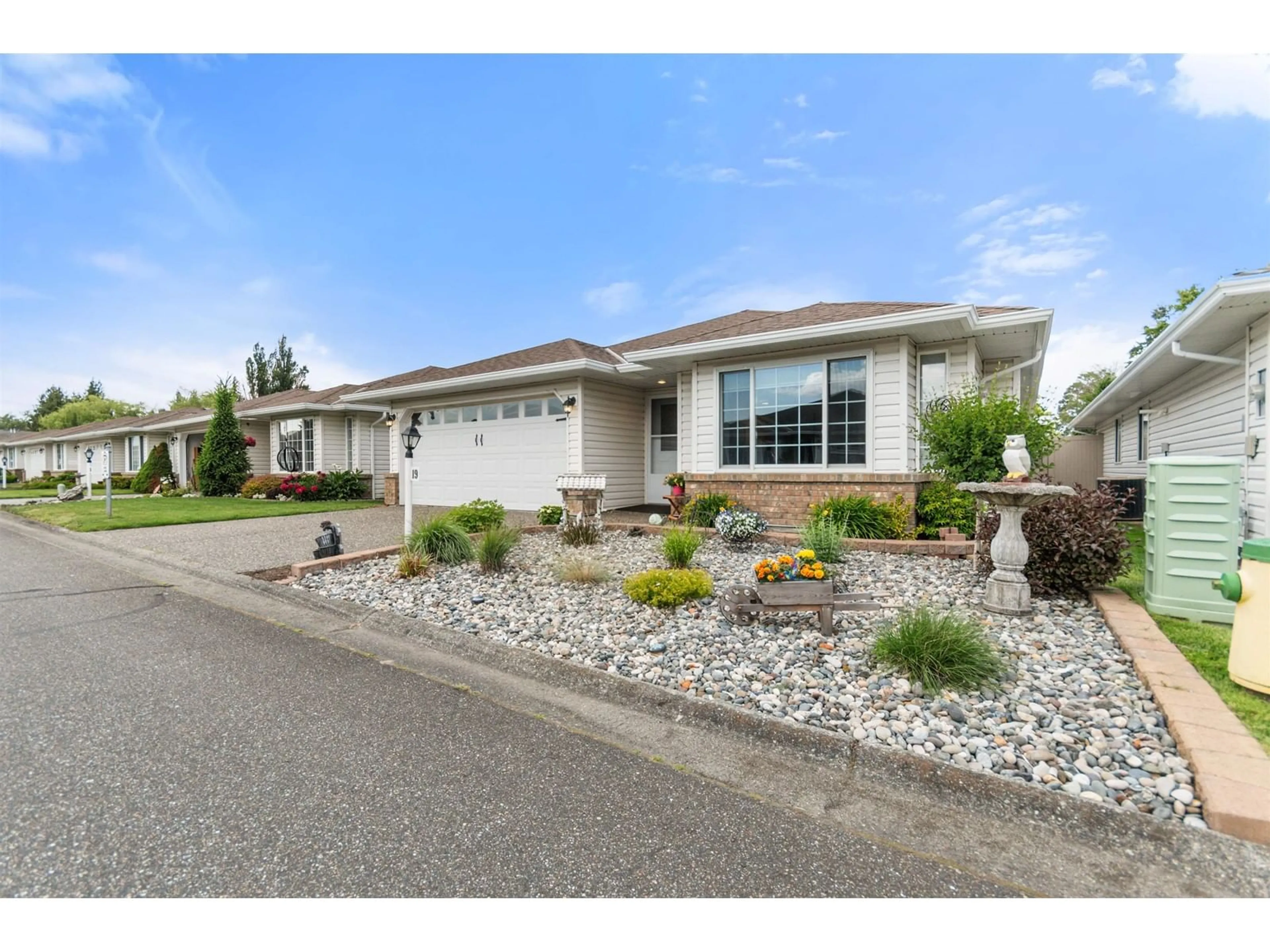 Home with vinyl exterior material, street for 19 - 46485 AIRPORT ROAD, Chilliwack British Columbia V2P7Y1