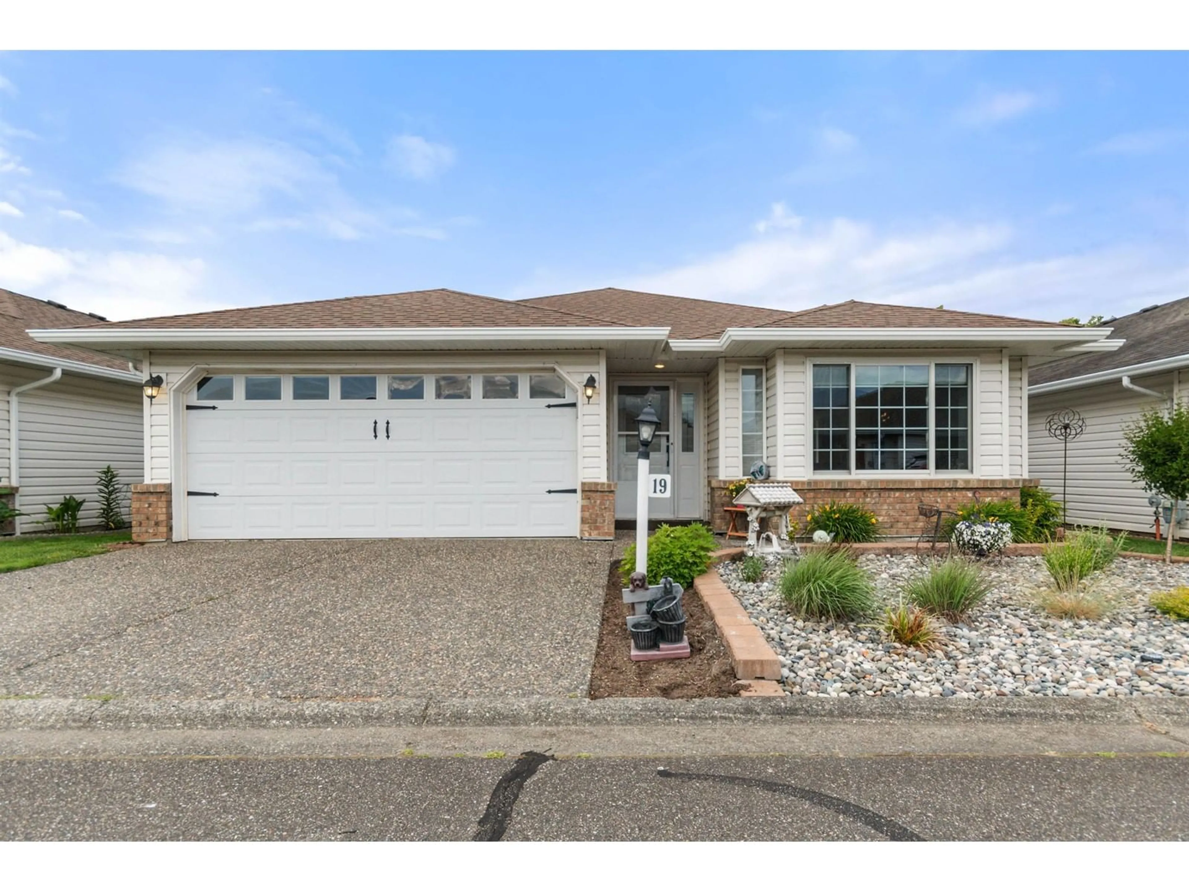 Home with vinyl exterior material, street for 19 - 46485 AIRPORT ROAD, Chilliwack British Columbia V2P7Y1