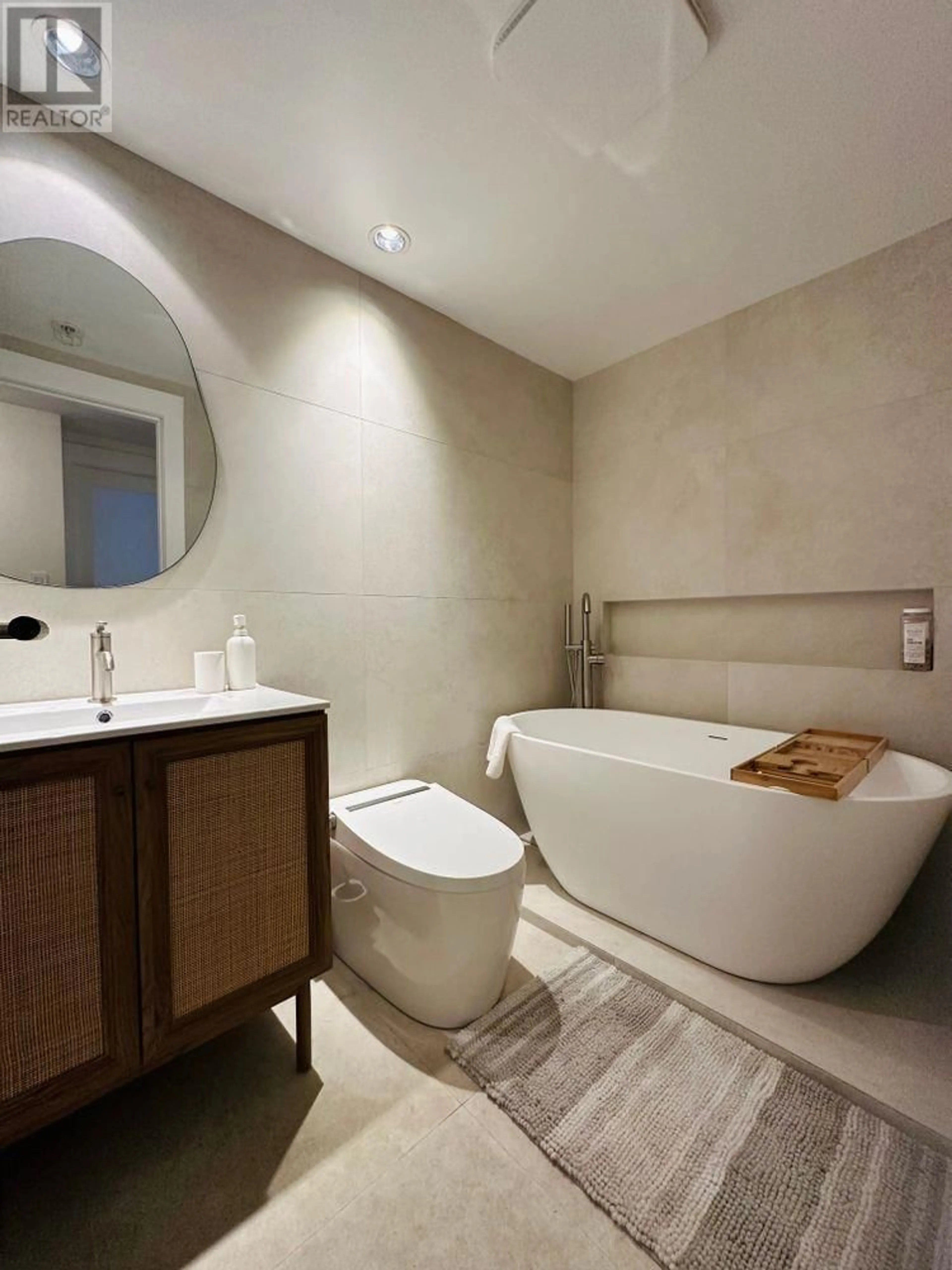Contemporary bathroom, ceramic/tile floor for 202 - 1033 MARINASIDE CRESCENT, Vancouver British Columbia V6Z3A3