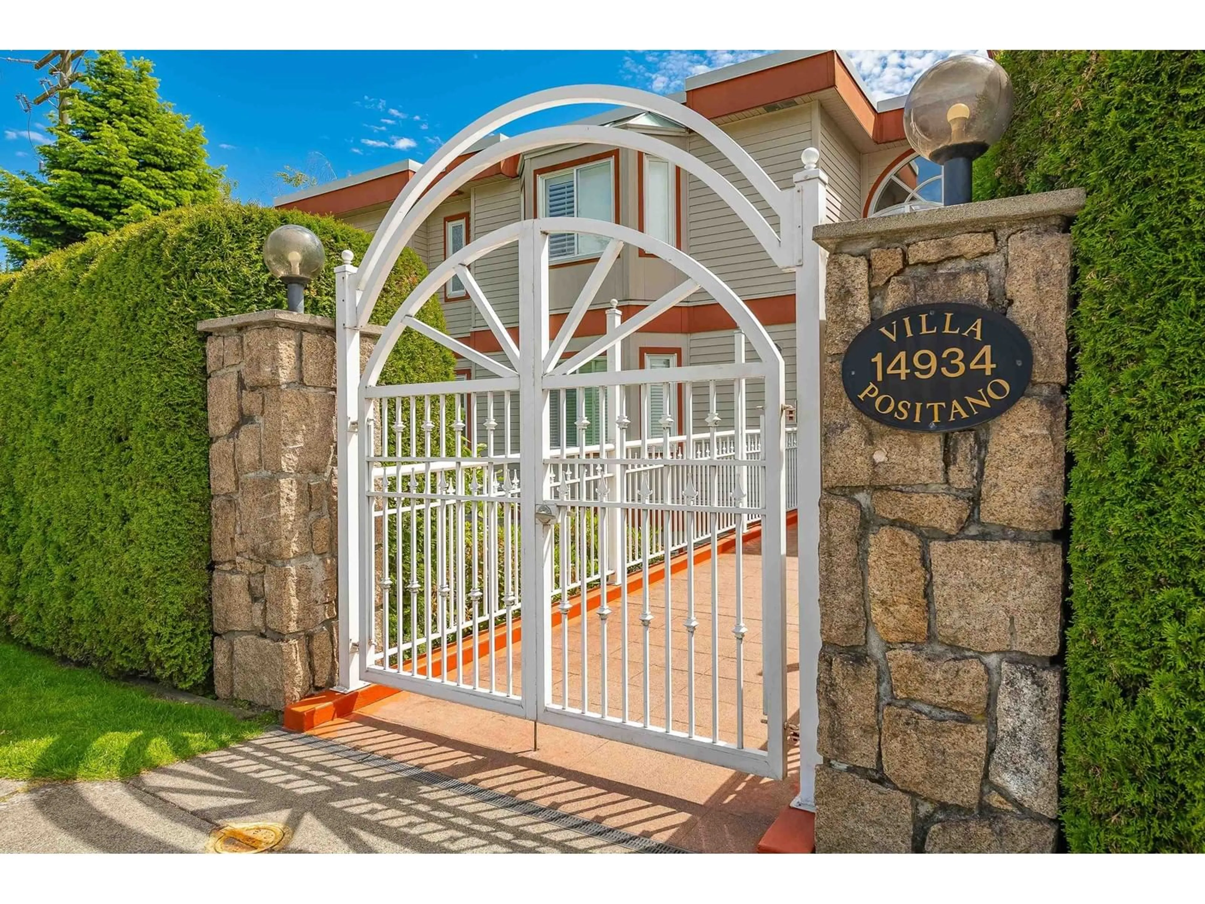 Indoor entryway for 104 - 14934 THRIFT, White Rock British Columbia V4B2J9