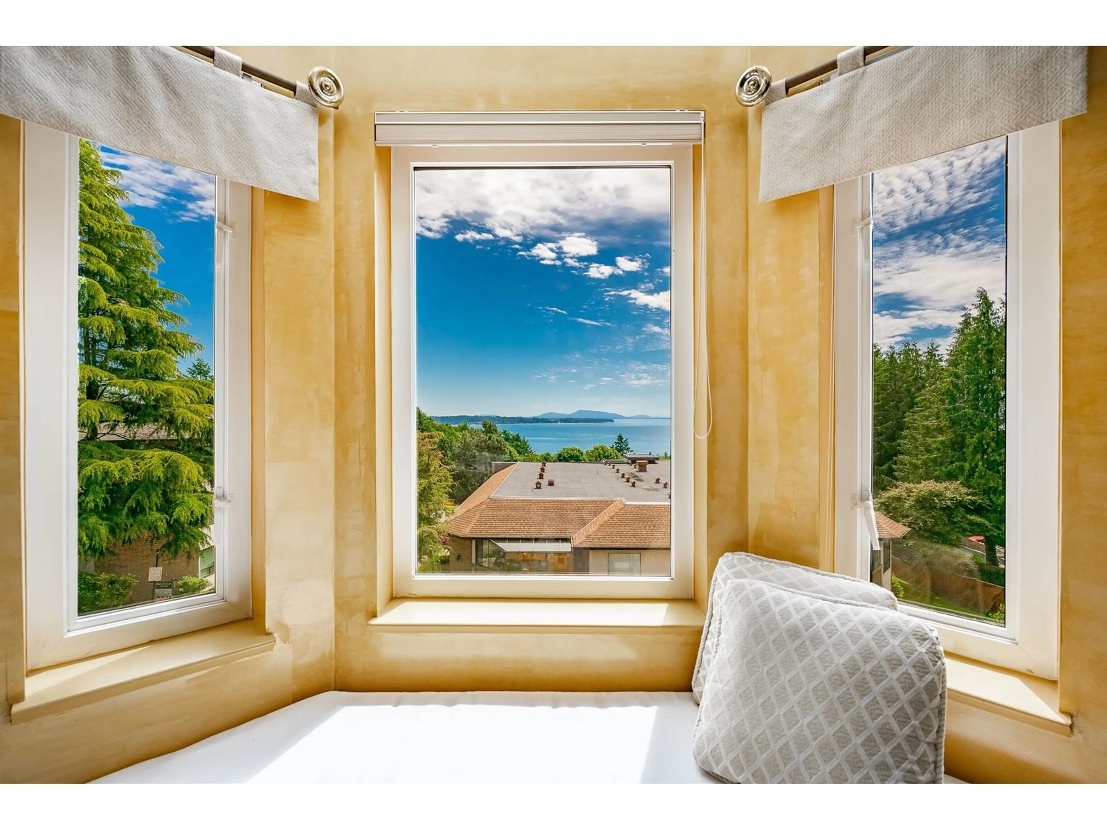 Unknown for 104 - 14934 THRIFT, White Rock British Columbia V4B2J9