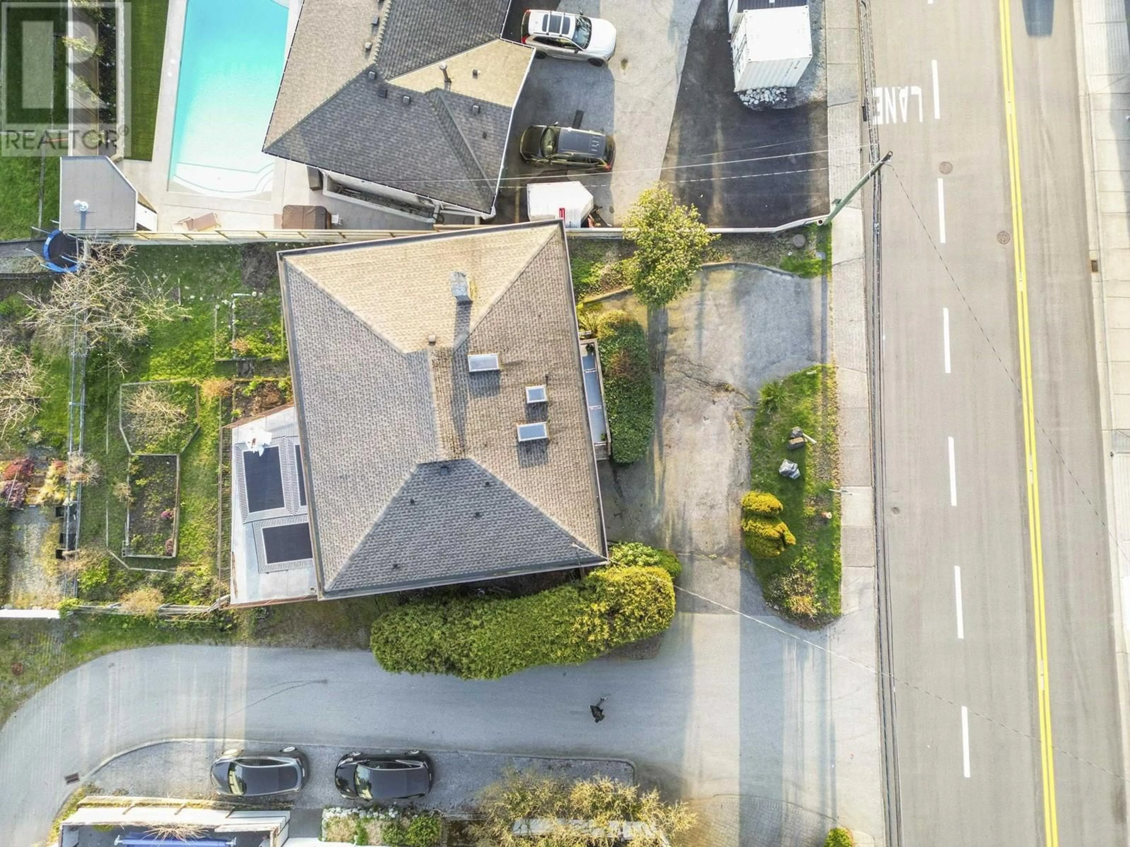 A pic from outside/outdoor area/front of a property/back of a property/a pic from drone, city buildings view from balcony for 437 29TH STREET, North Vancouver British Columbia V7N1E2