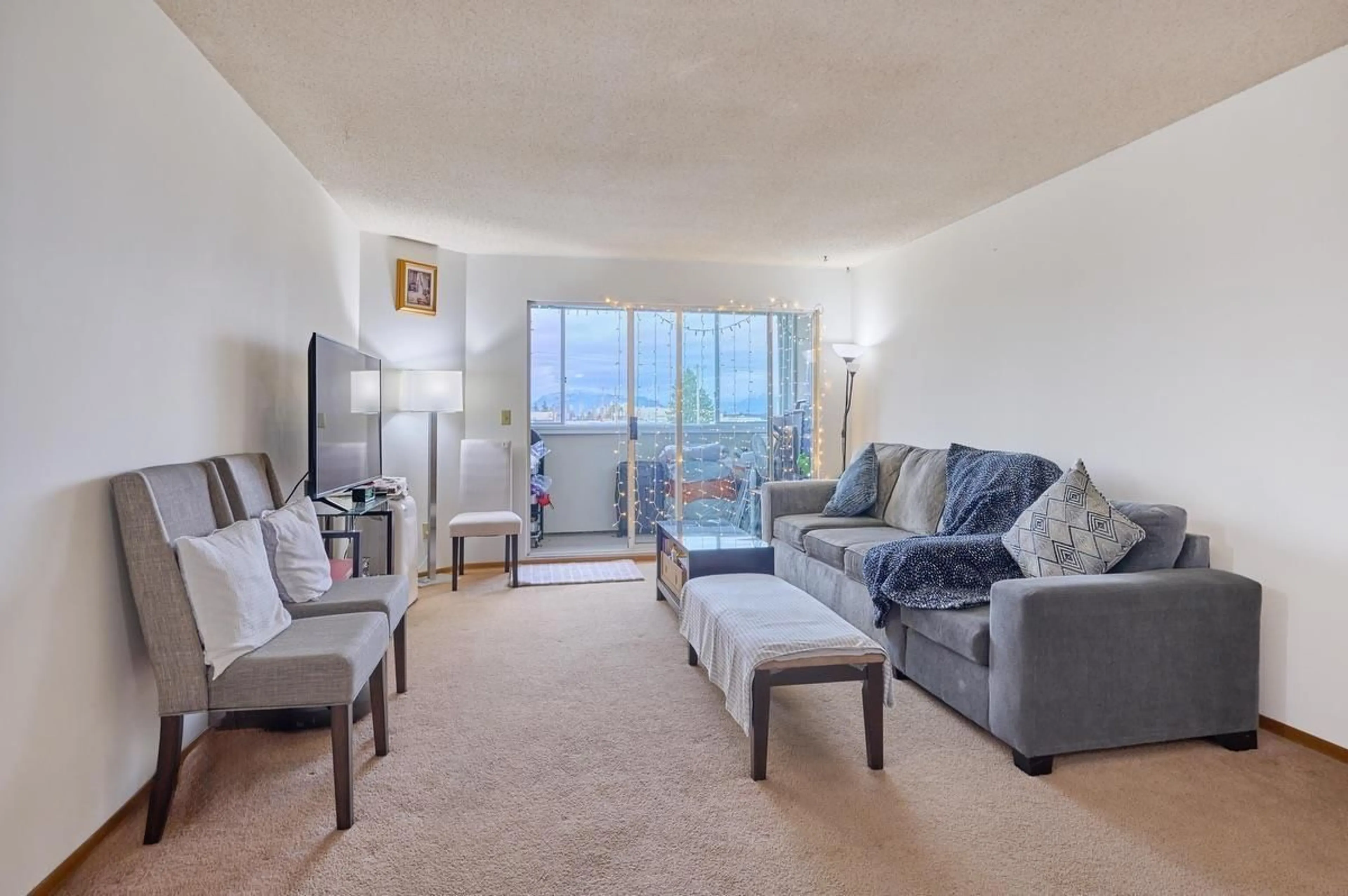 Living room with furniture, unknown for 311 - 7175 134, Surrey British Columbia V3W4T1