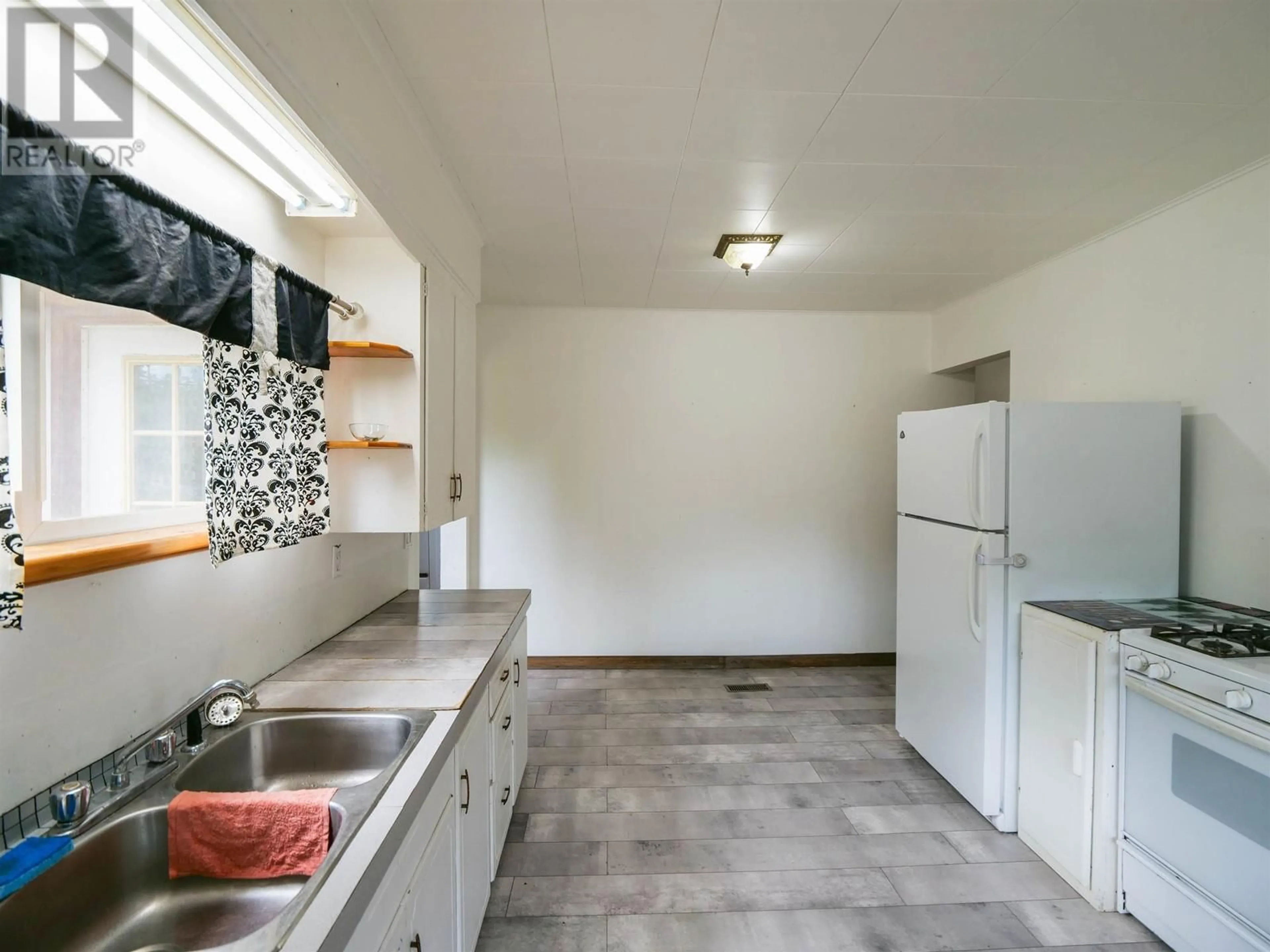 Standard kitchen, ceramic/tile floor for 1221 CRANE AVENUE, Quesnel British Columbia V2J1J7