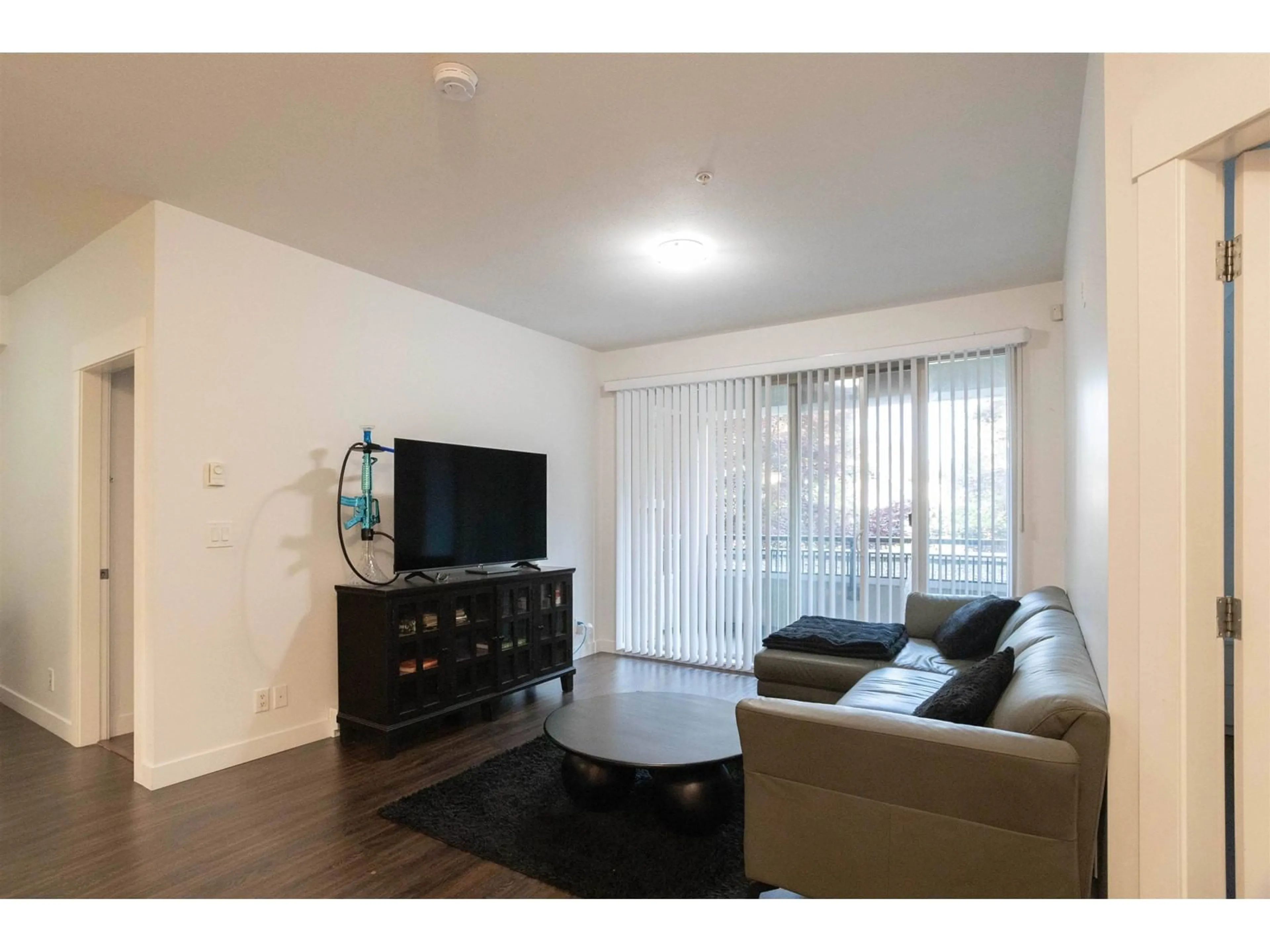 Living room with furniture, wood/laminate floor for 210 - 33545 RAINBOW, Abbotsford British Columbia V2S0B9