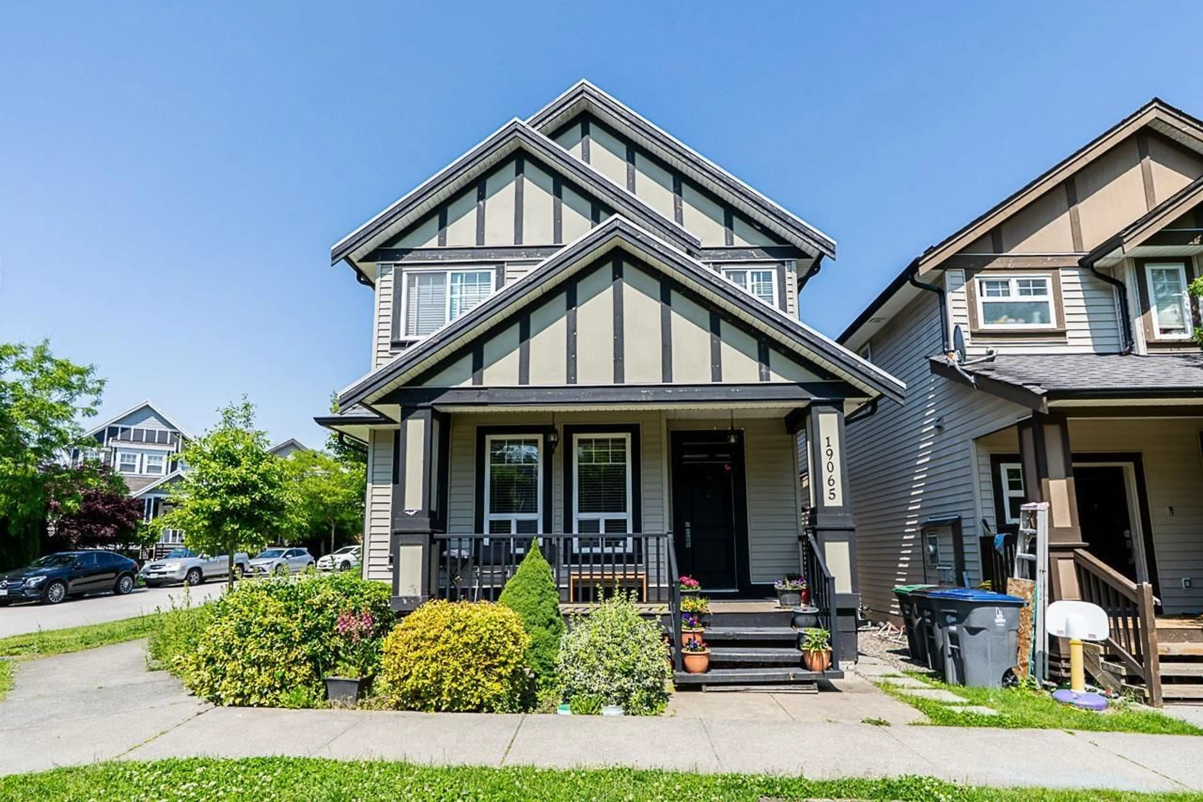 Home with vinyl exterior material, street for 19065 67, Surrey British Columbia V4N6A4