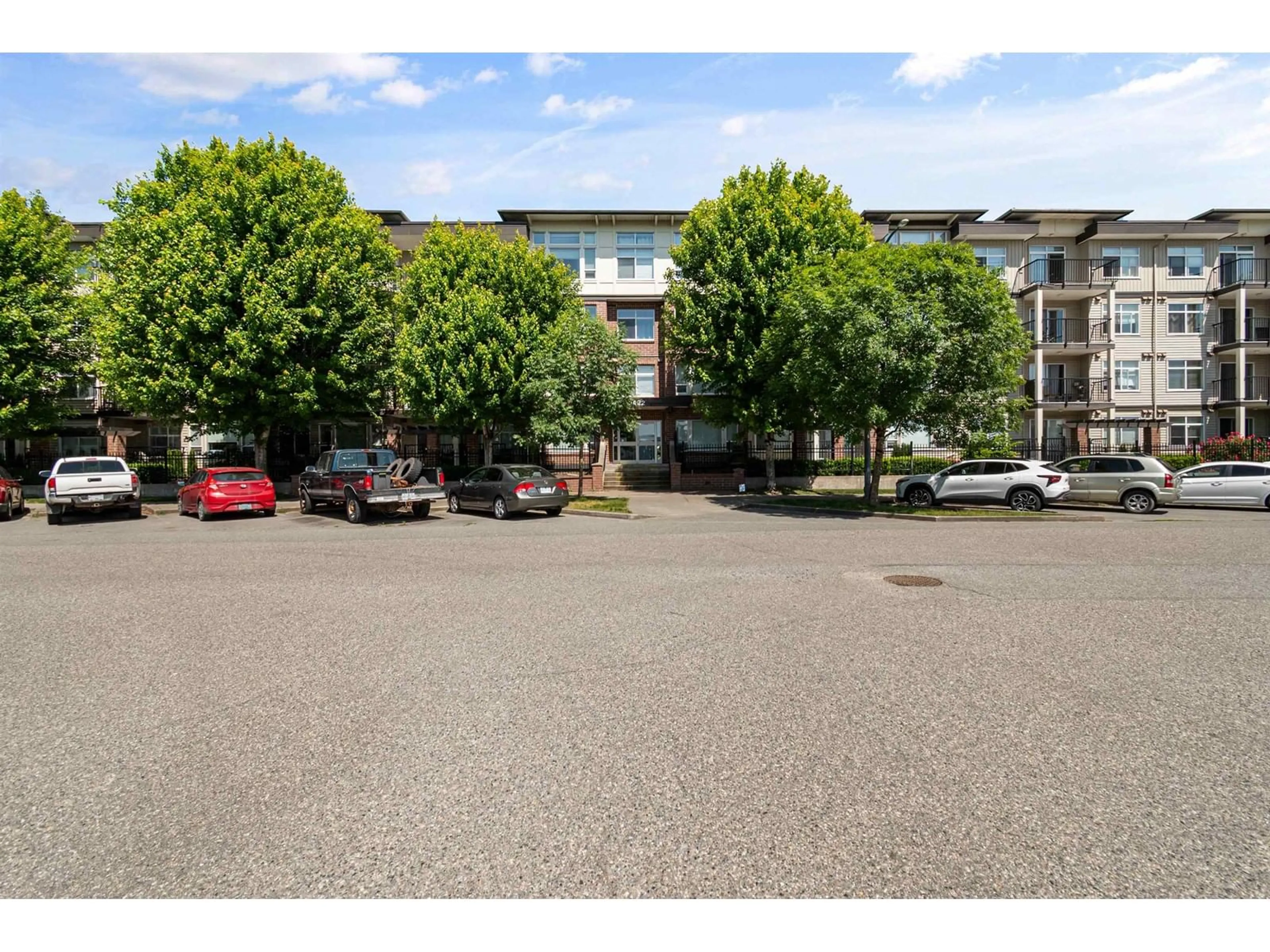 A pic from outside/outdoor area/front of a property/back of a property/a pic from drone, street for 203 - 9422 VICTOR STREET, Chilliwack British Columbia V2P0B8