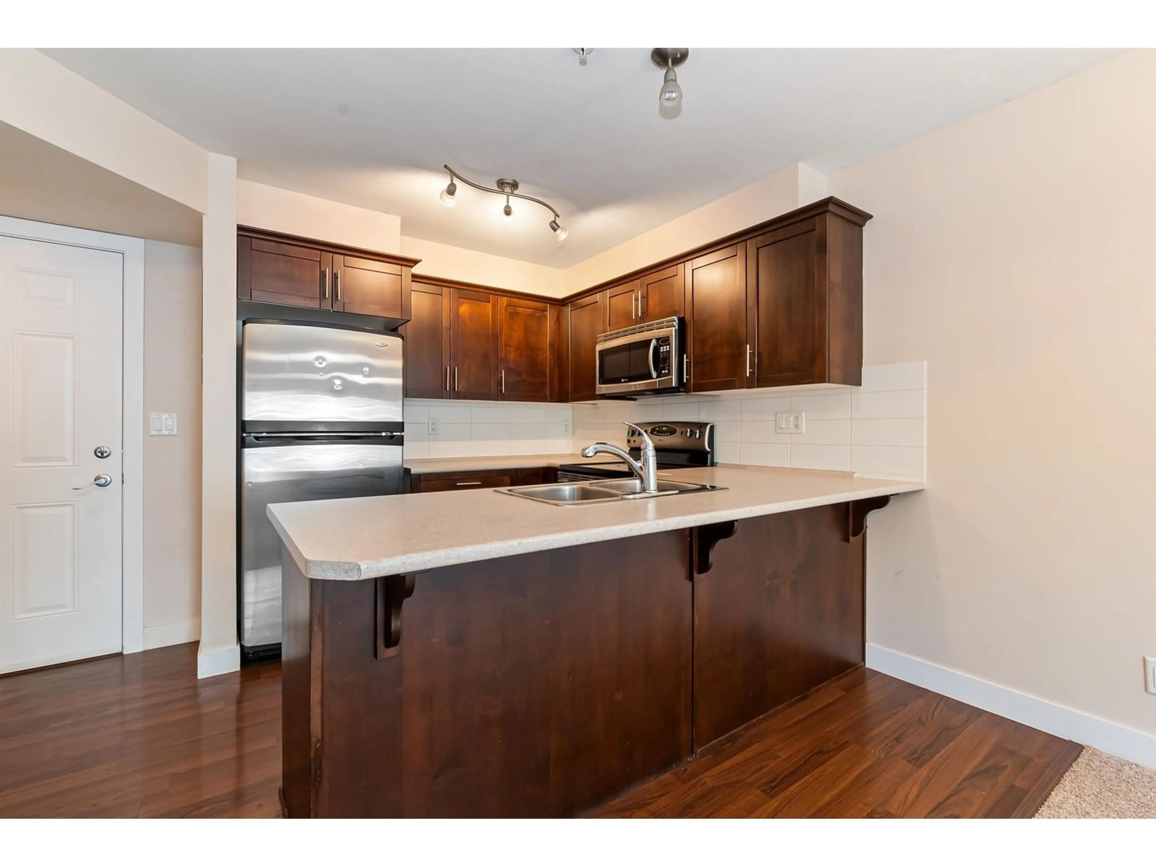 Standard kitchen, wood/laminate floor for 203 - 9422 VICTOR STREET, Chilliwack British Columbia V2P0B8