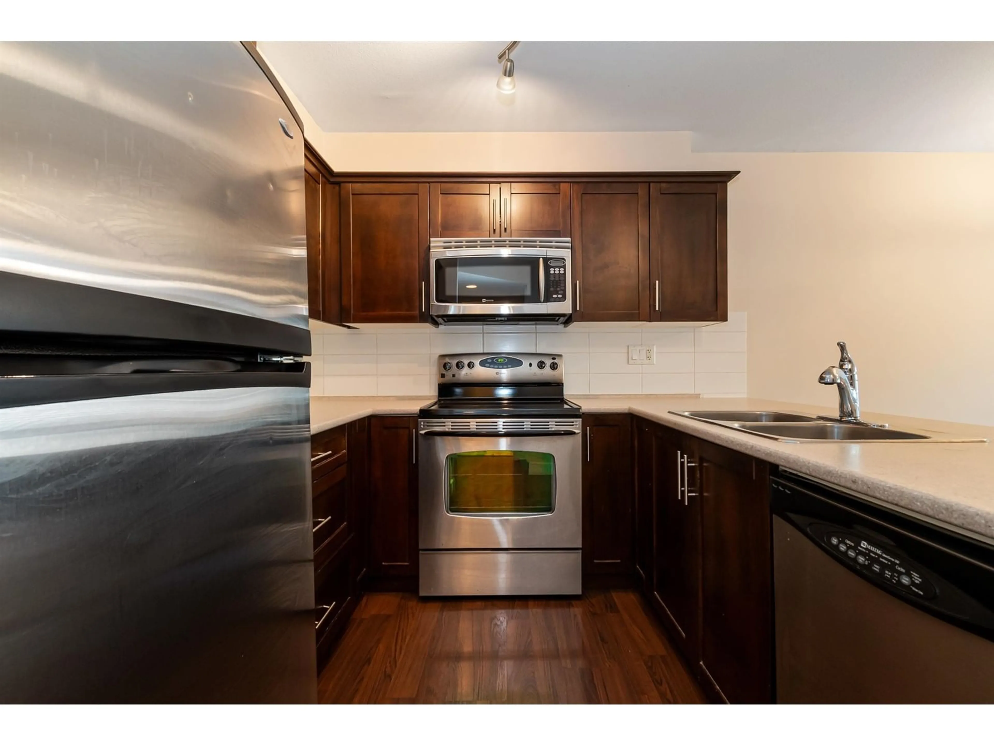 Standard kitchen, wood/laminate floor for 203 - 9422 VICTOR STREET, Chilliwack British Columbia V2P0B8