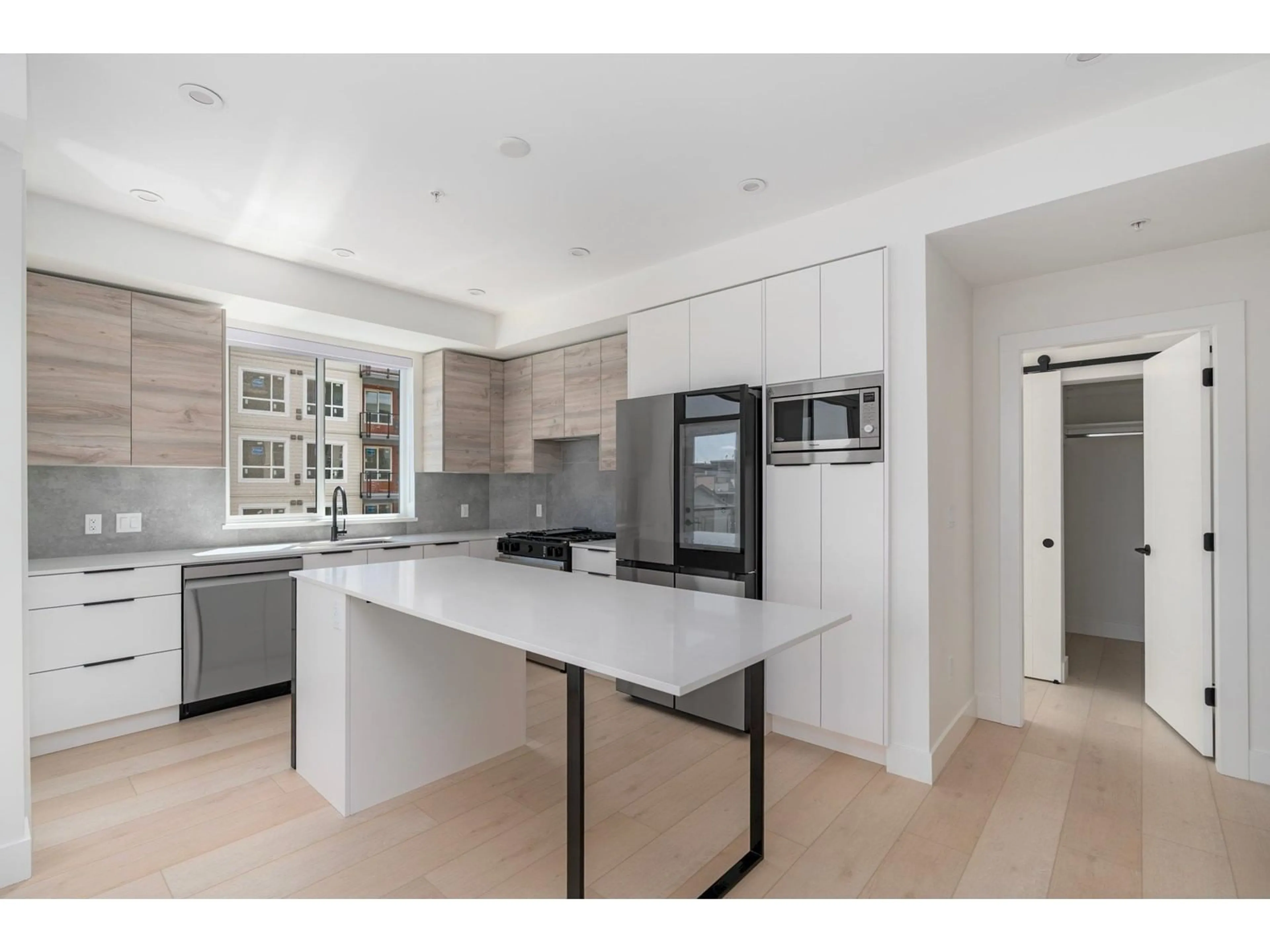 Open concept kitchen, unknown for 411 - 30490 CARDINAL, Abbotsford British Columbia V2T0C5