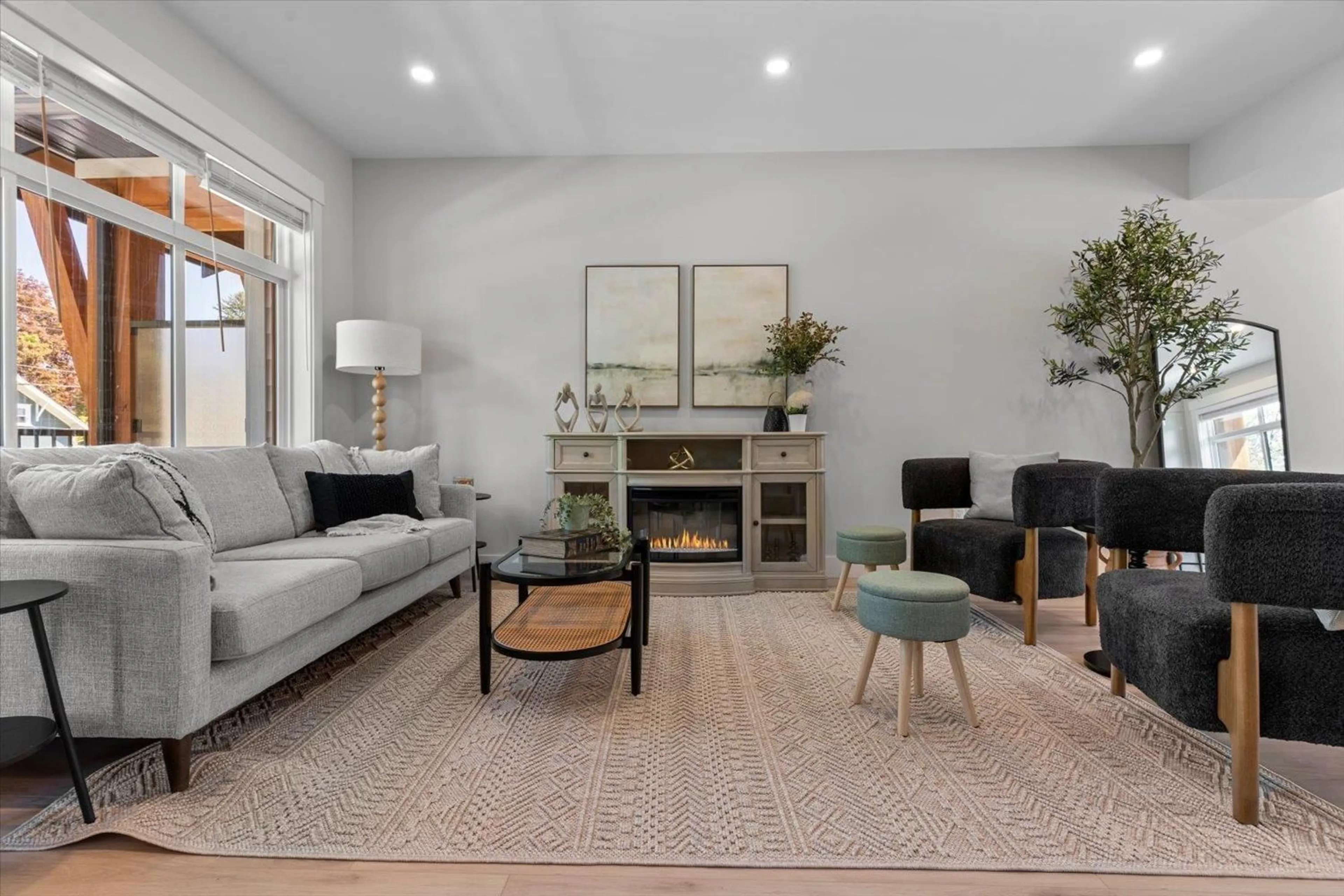 Living room with furniture, unknown for 1 - 46106 RIVERSIDE DRIVE, Chilliwack British Columbia V2P3K9