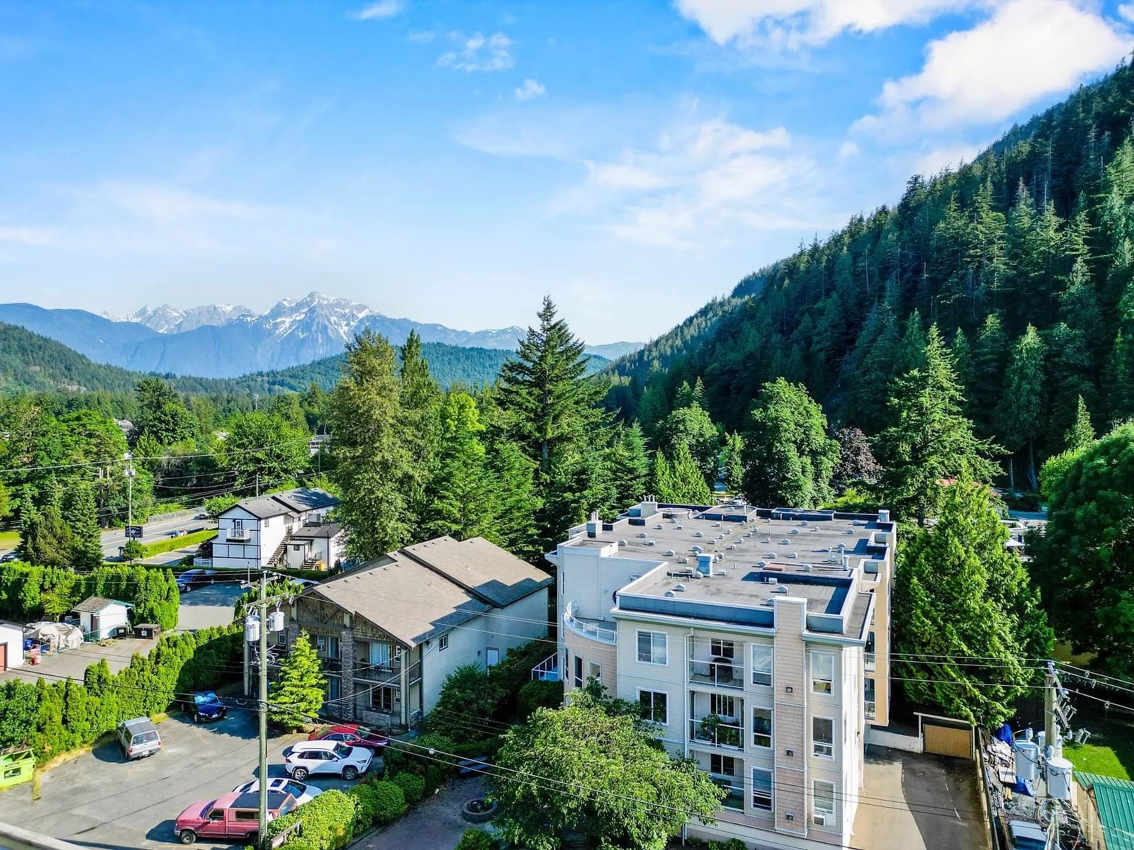 A pic from outside/outdoor area/front of a property/back of a property/a pic from drone, mountain view for 106 - 170 CEDAR AVENUE, Harrison Hot Springs British Columbia V0M1K0