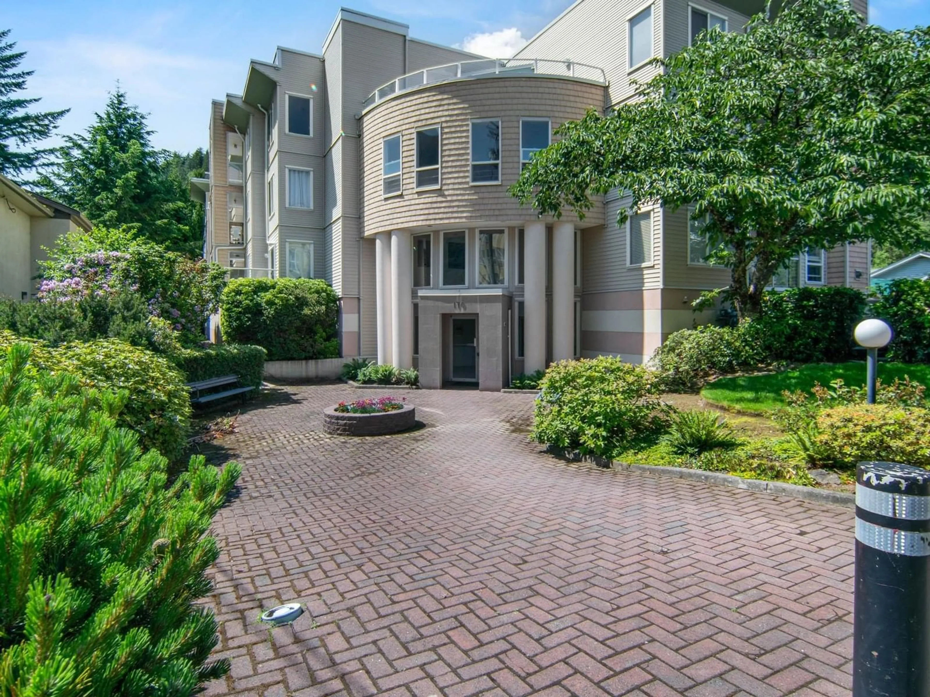 A pic from outside/outdoor area/front of a property/back of a property/a pic from drone, street for 106 - 170 CEDAR AVENUE, Harrison Hot Springs British Columbia V0M1K0