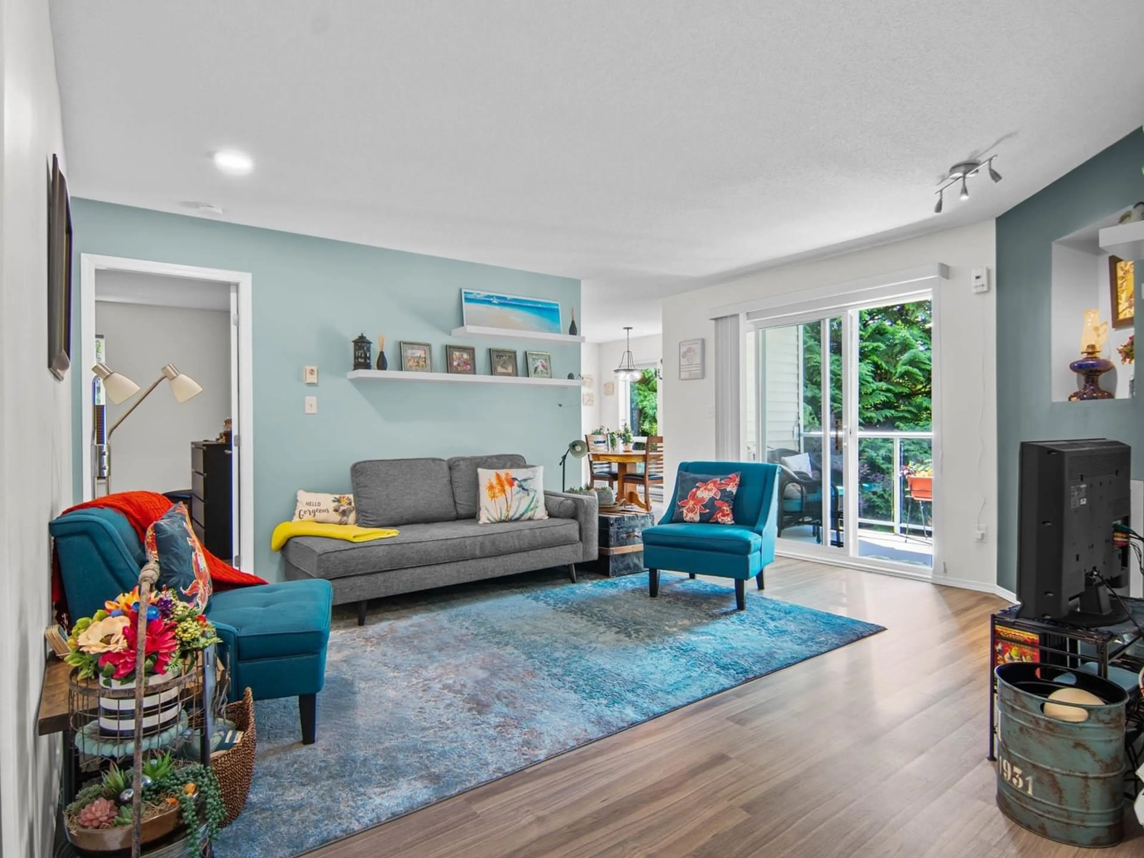 Living room with furniture, unknown for 106 - 170 CEDAR AVENUE, Harrison Hot Springs British Columbia V0M1K0