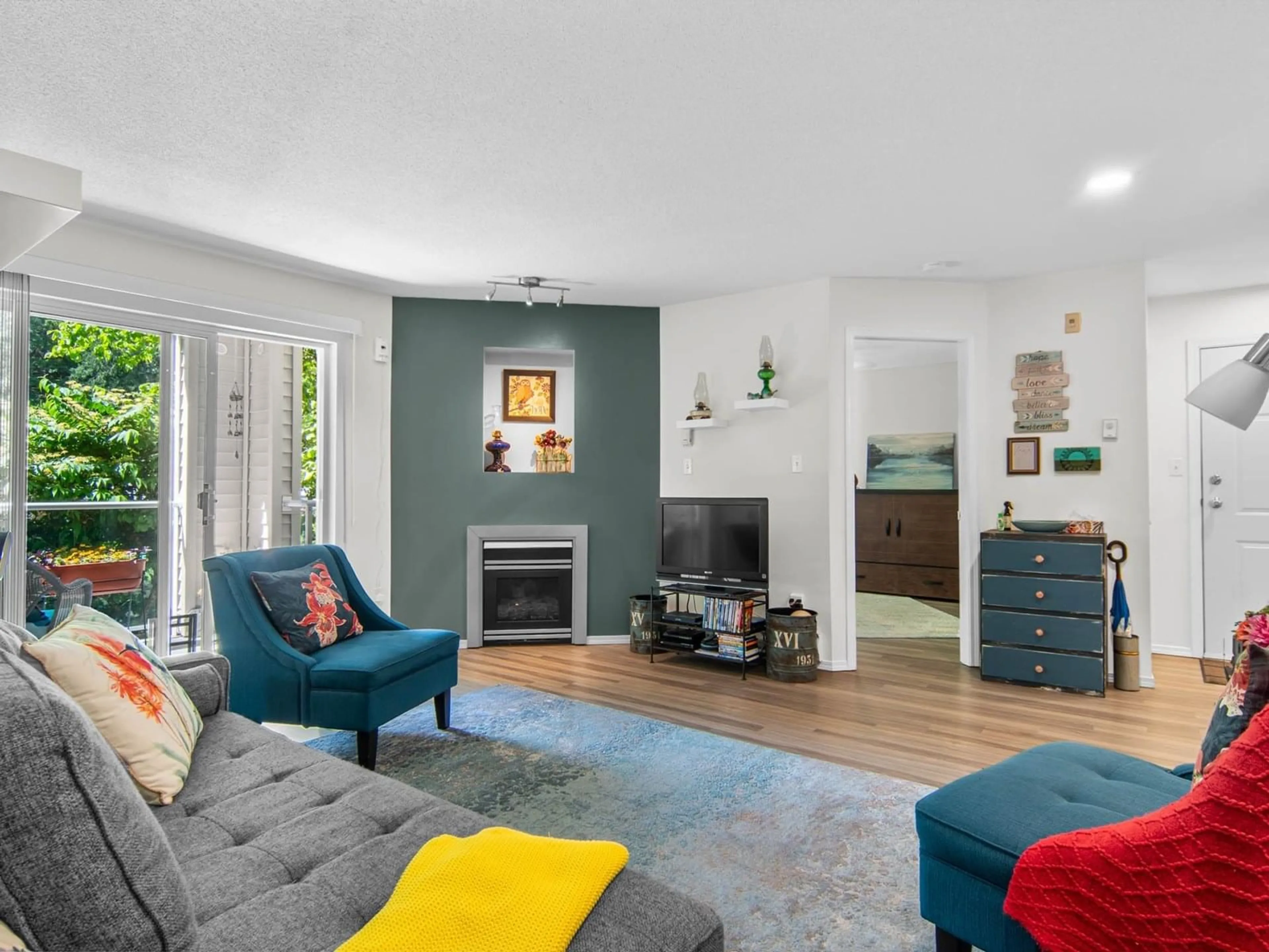 Living room with furniture, unknown for 106 - 170 CEDAR AVENUE, Harrison Hot Springs British Columbia V0M1K0