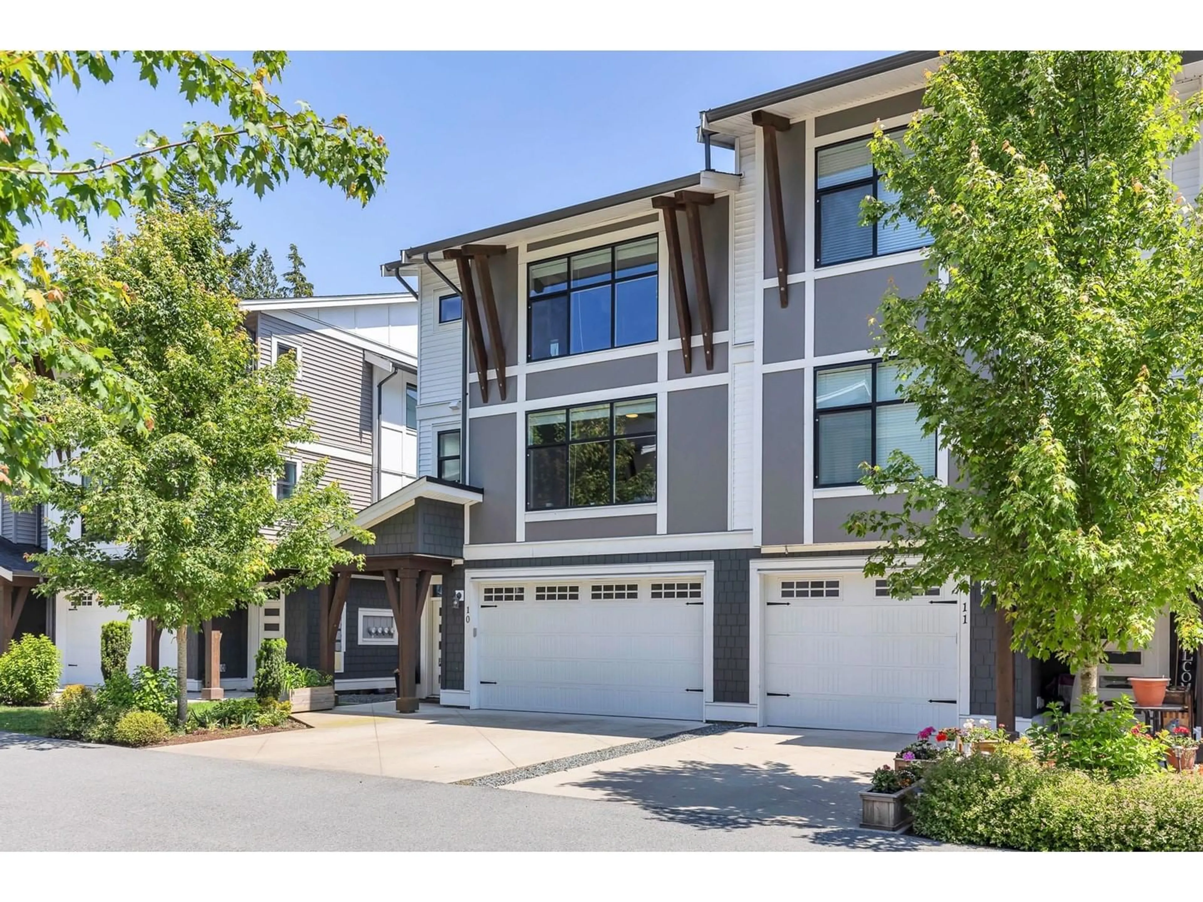 Home with vinyl exterior material, street for 10 - 386 PINE AVENUE, Harrison Hot Springs British Columbia V0M1K0