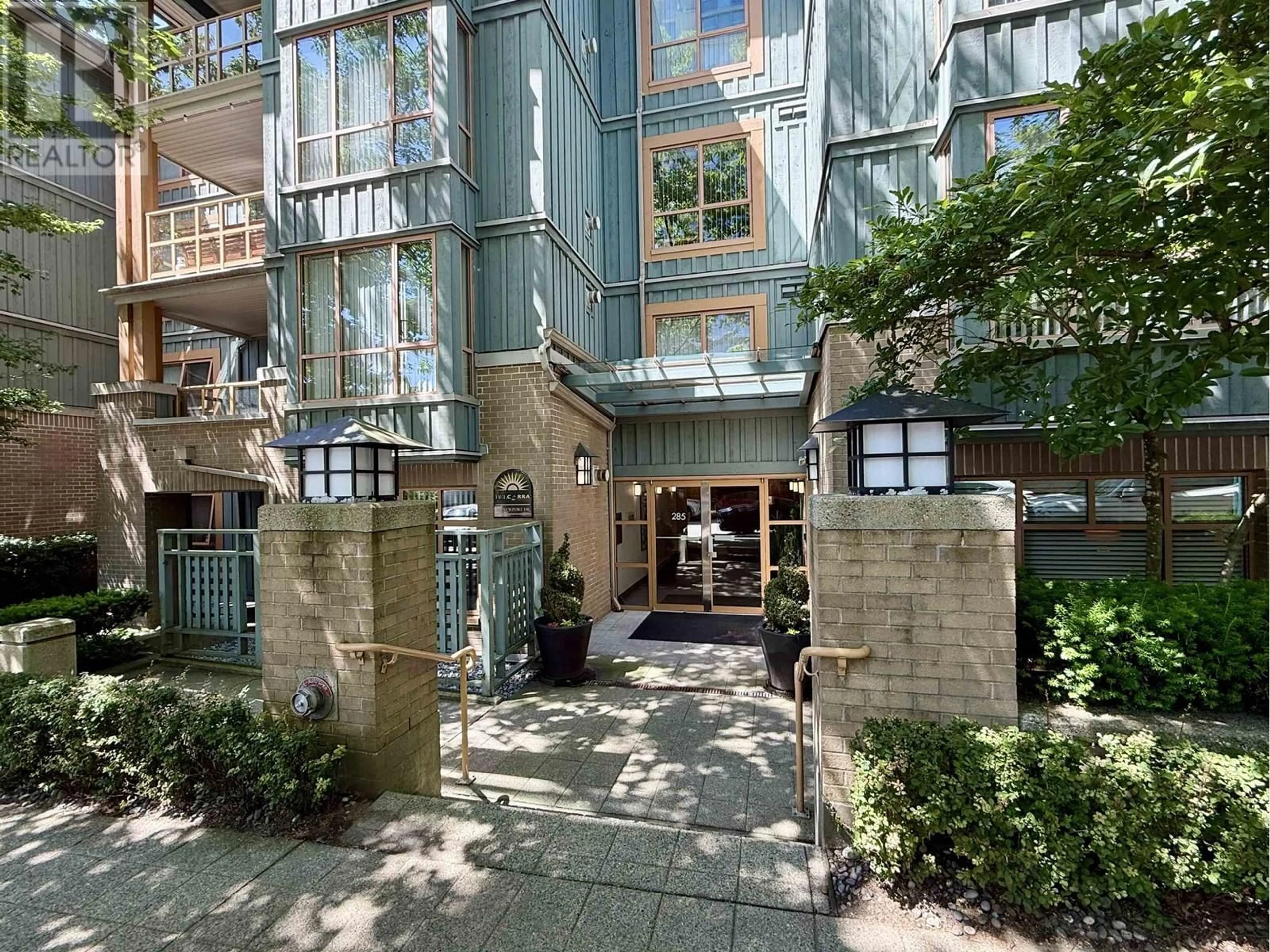 Indoor foyer for 204 - 285 NEWPORT DRIVE, Port Moody British Columbia V3H5J6