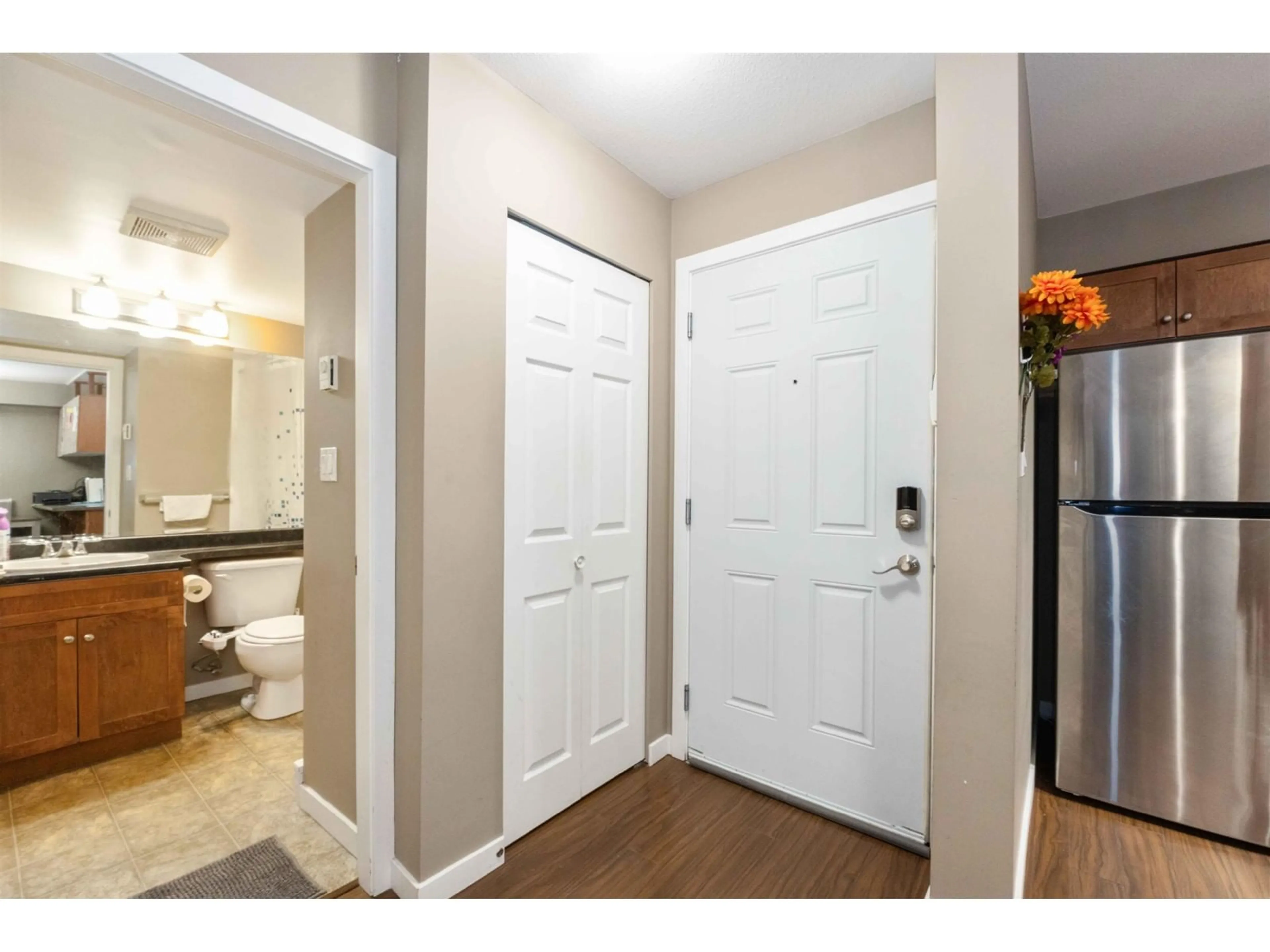 Indoor entryway for 101 - 33960 OLD YALE, Abbotsford British Columbia V2S2J9