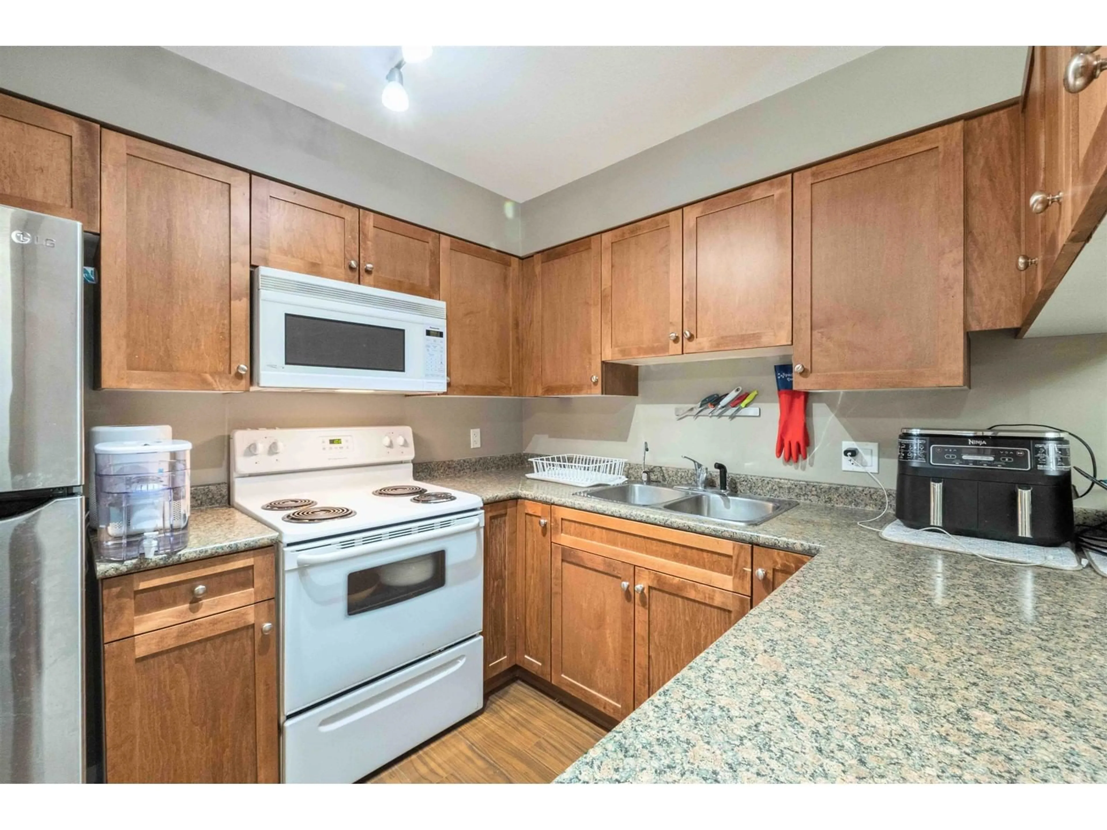 Standard kitchen, unknown for 101 - 33960 OLD YALE, Abbotsford British Columbia V2S2J9