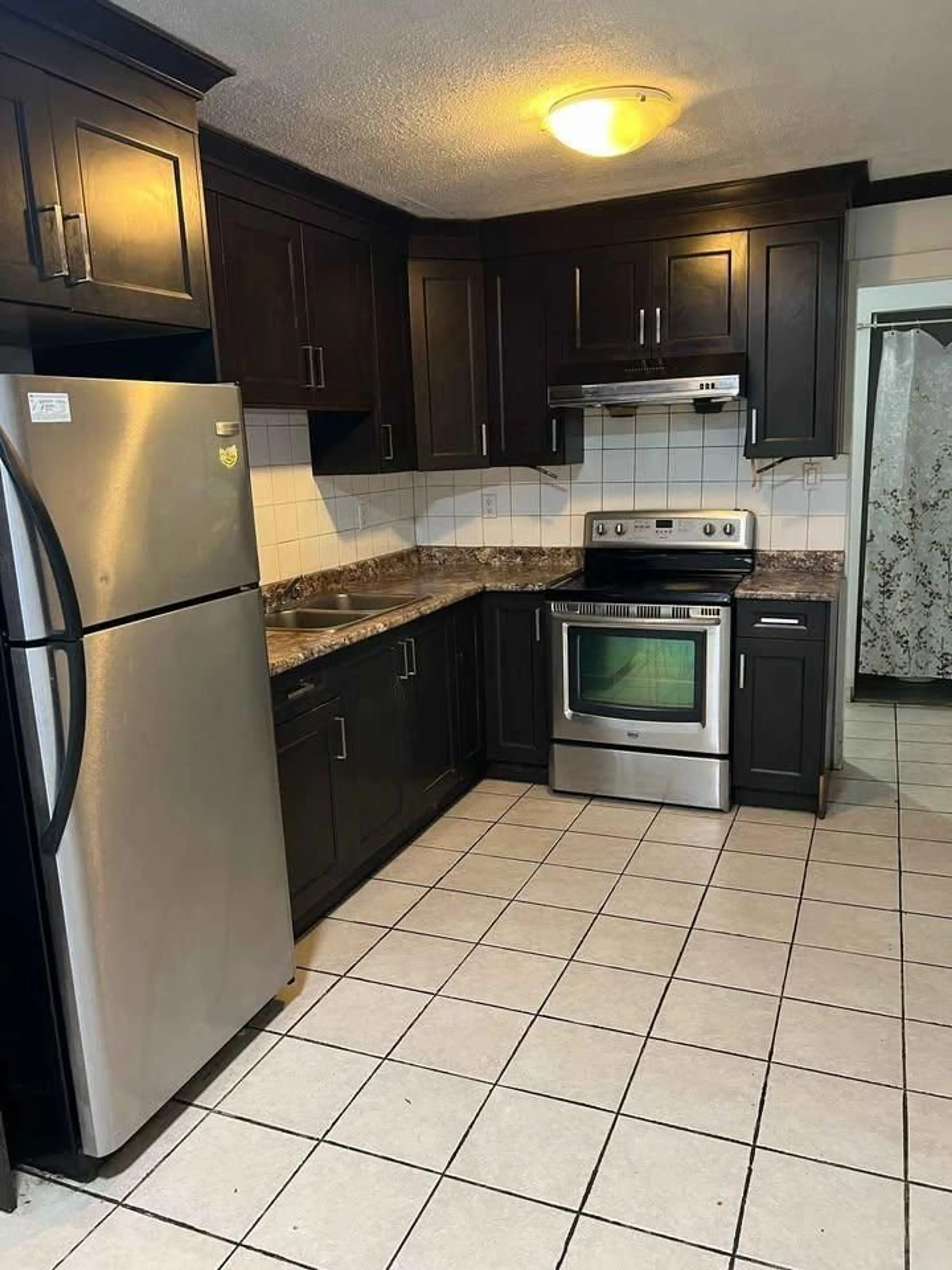 Standard kitchen, ceramic/tile floor for 7117 134 A, Surrey British Columbia V3W4V4