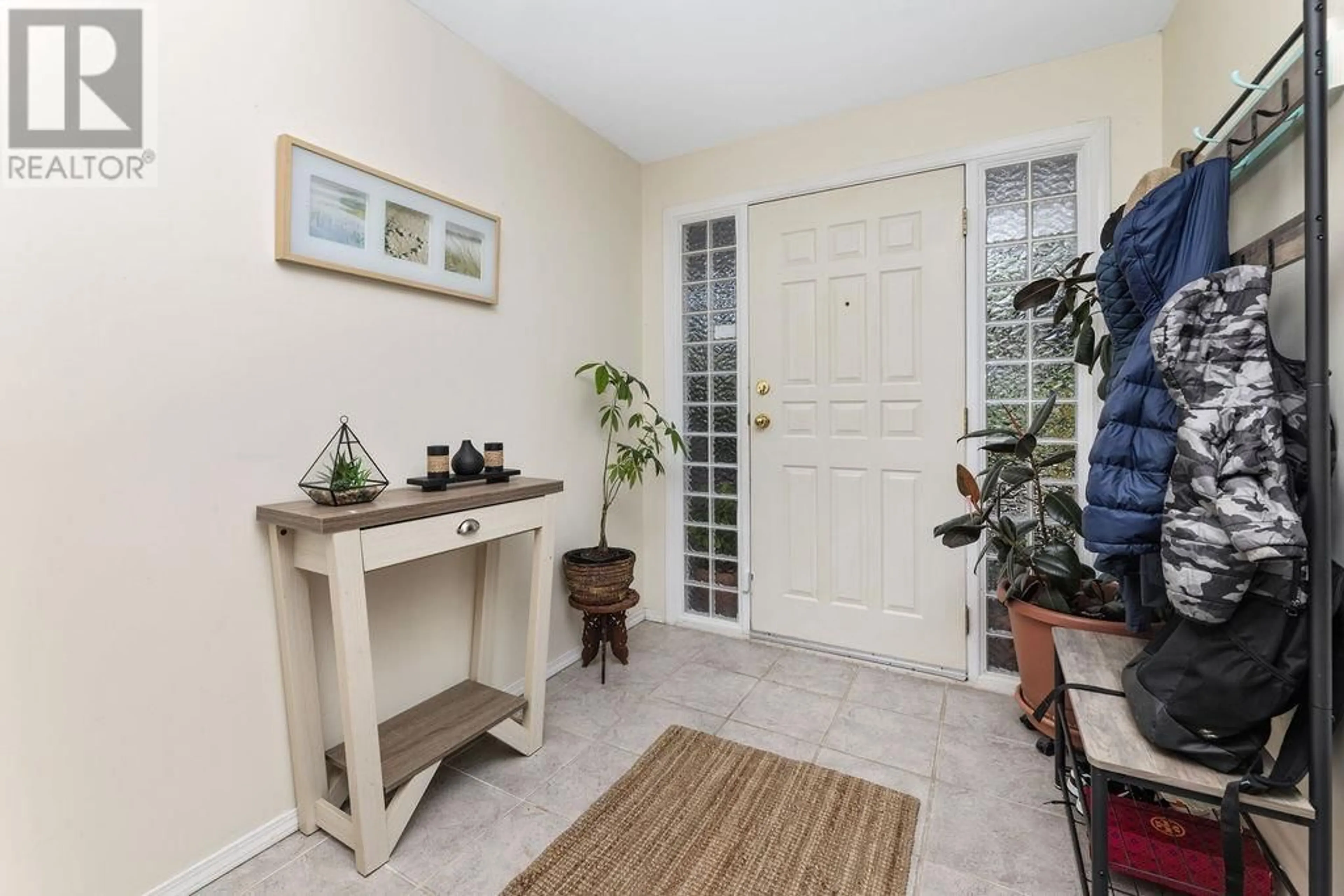 Indoor entryway for 6143 GALE AVENUE, Sechelt British Columbia V7Z0L5