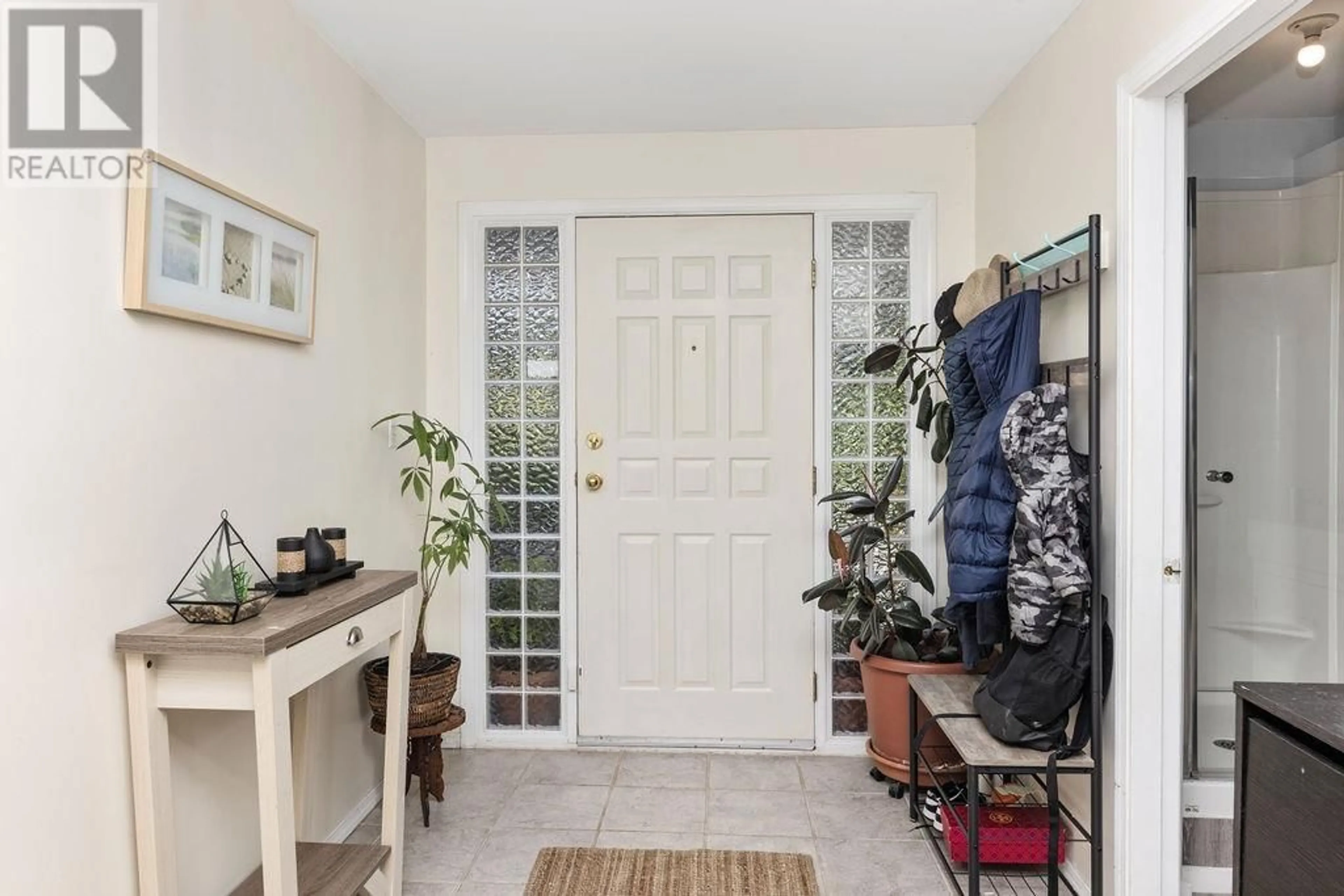 Indoor entryway for 6143 GALE AVENUE, Sechelt British Columbia V7Z0L5