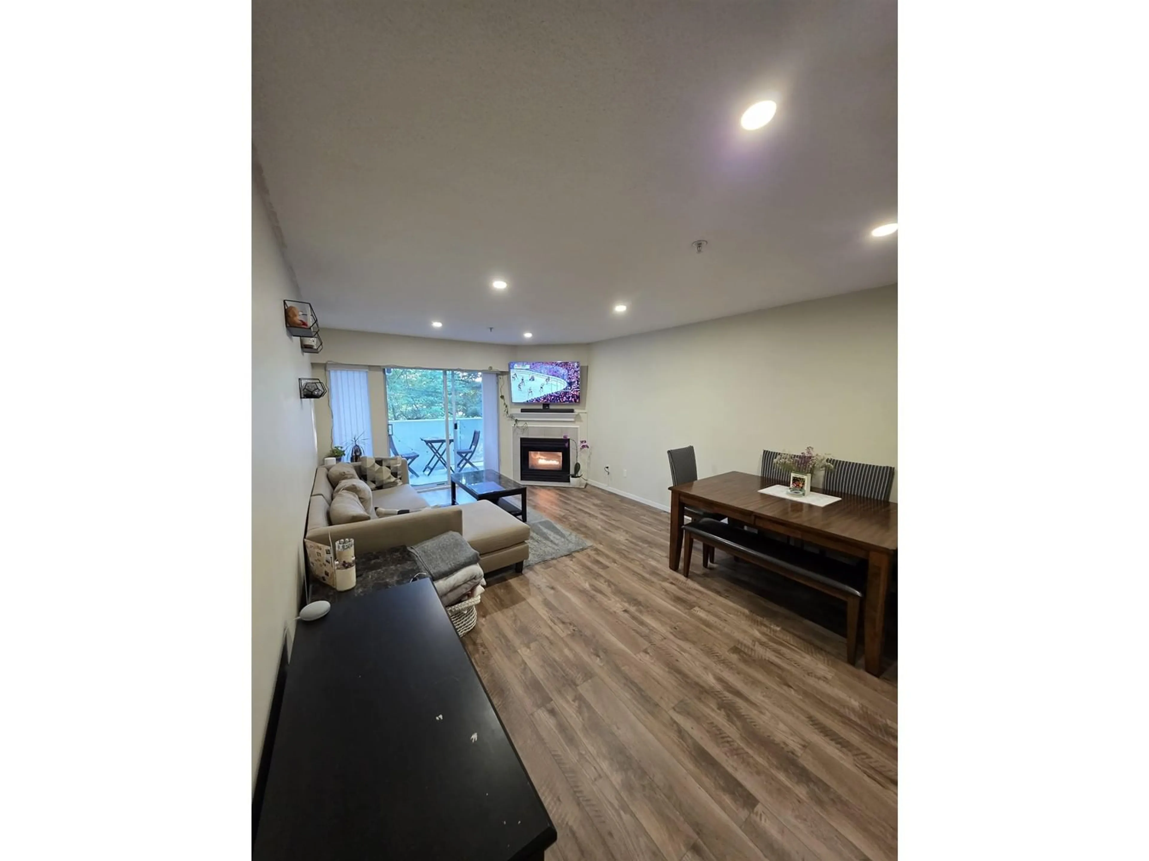 Living room with furniture, wood/laminate floor for 5 - 5662 208, Langley British Columbia V3A8G4