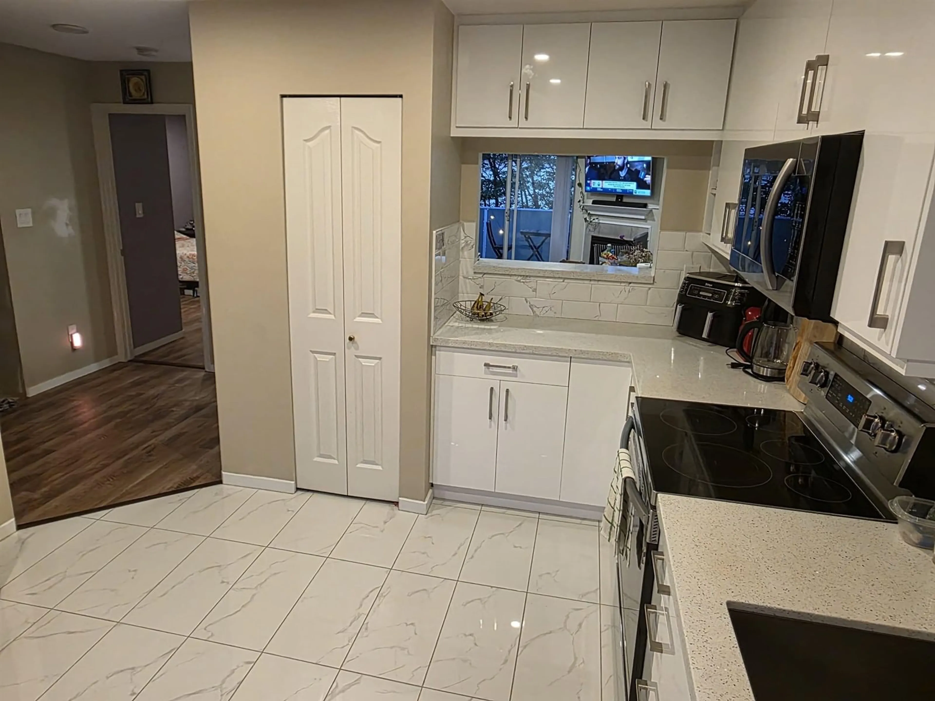 Open concept kitchen, ceramic/tile floor for 5 - 5662 208, Langley British Columbia V3A8G4