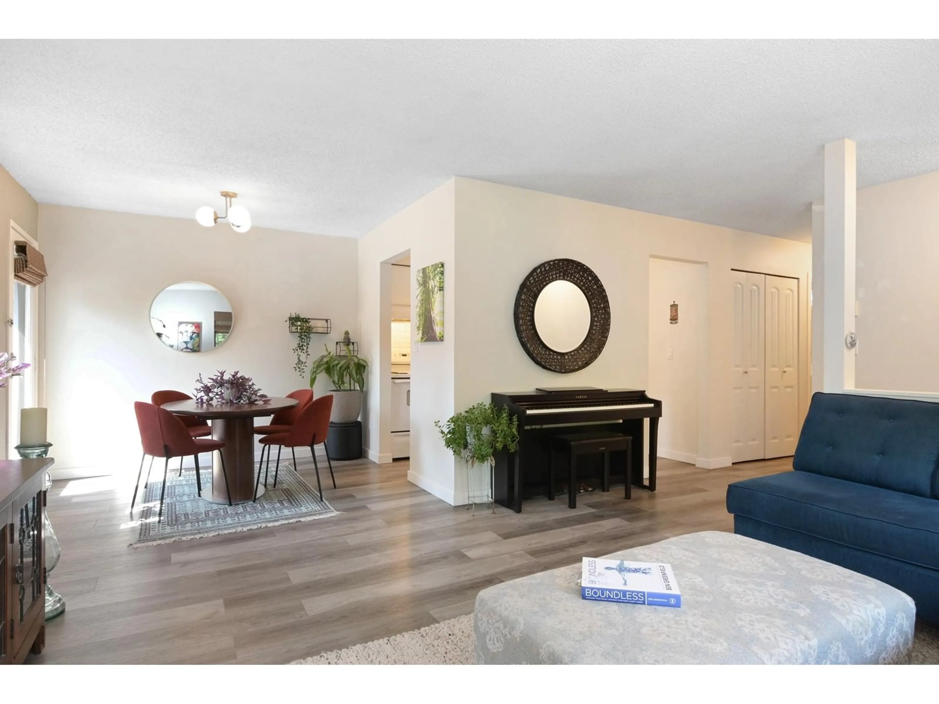 Living room with furniture, wood/laminate floor for 1503 - 10620 150, Surrey British Columbia V3R7K2