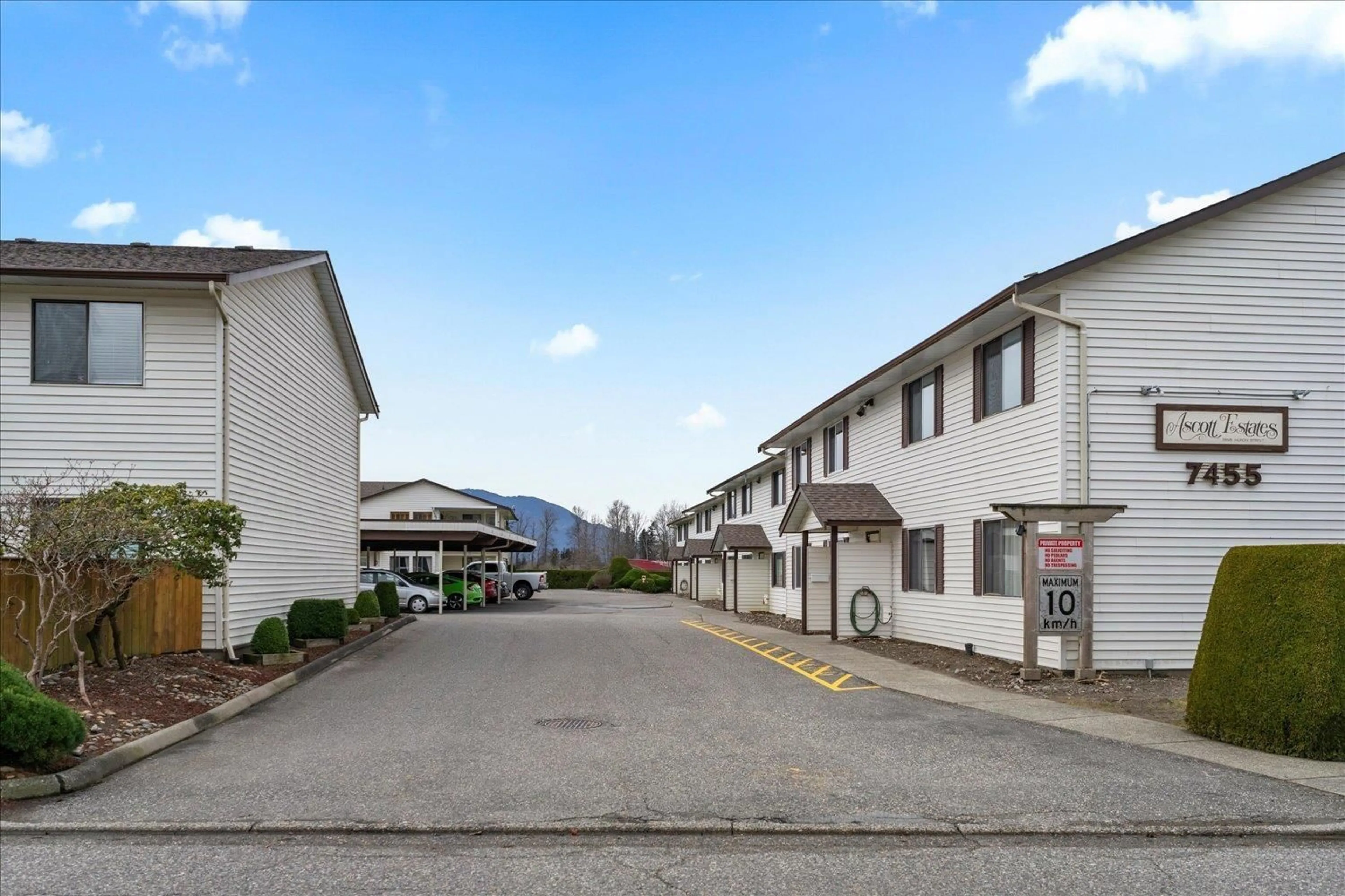 Patio, mountain view for 47 - 7455 HURON STREET, Chilliwack British Columbia V2R3T9