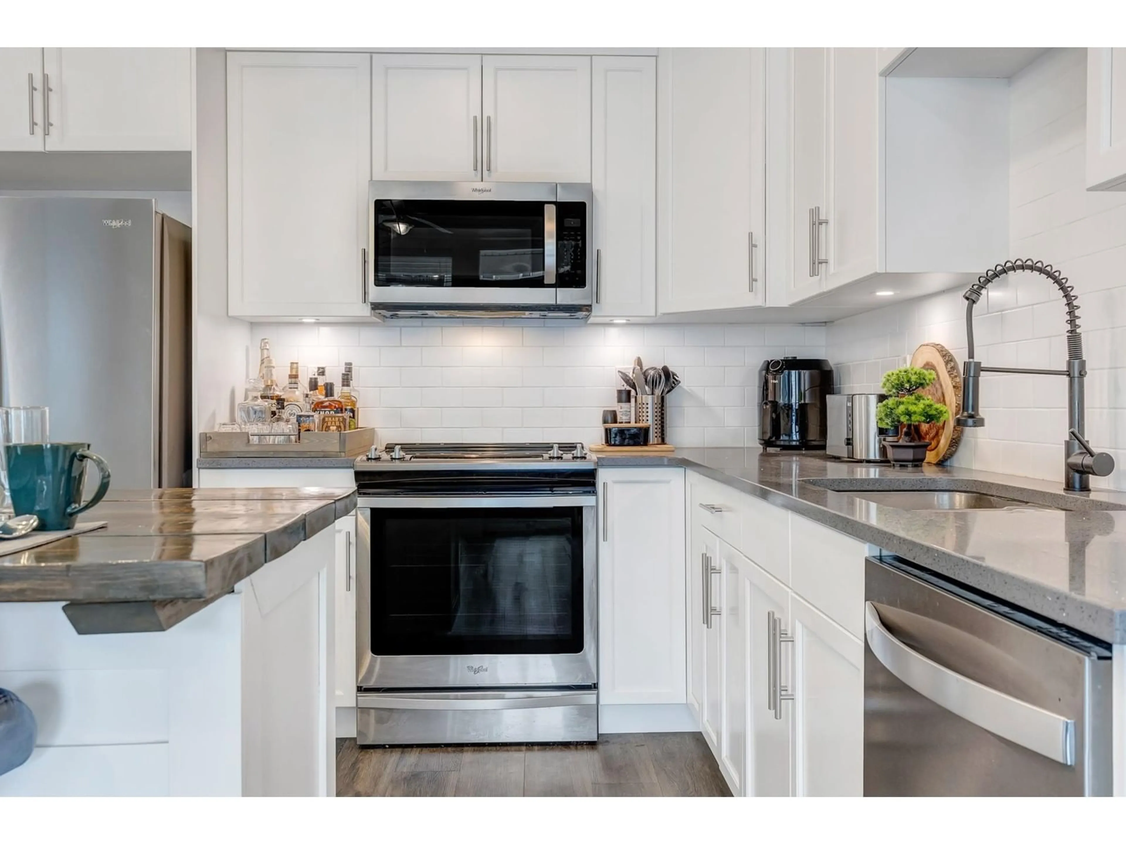 Open concept kitchen, ceramic/tile floor for 203 - 45761 STEVENSON ROAD, Chilliwack British Columbia V2R0Y7