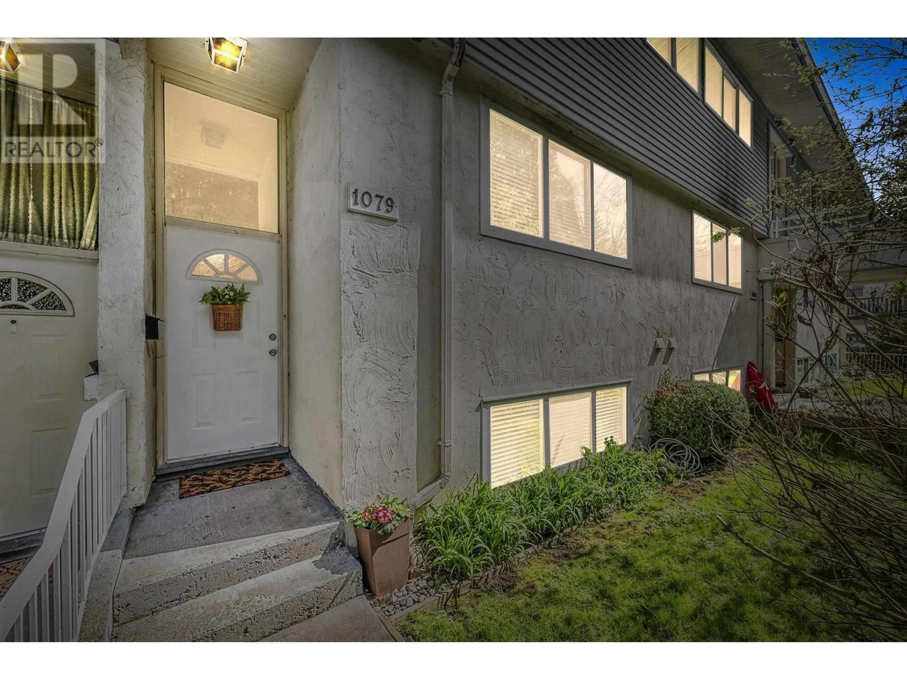 Indoor entryway for 1079 CECILE DRIVE, Port Moody British Columbia V3H1M6
