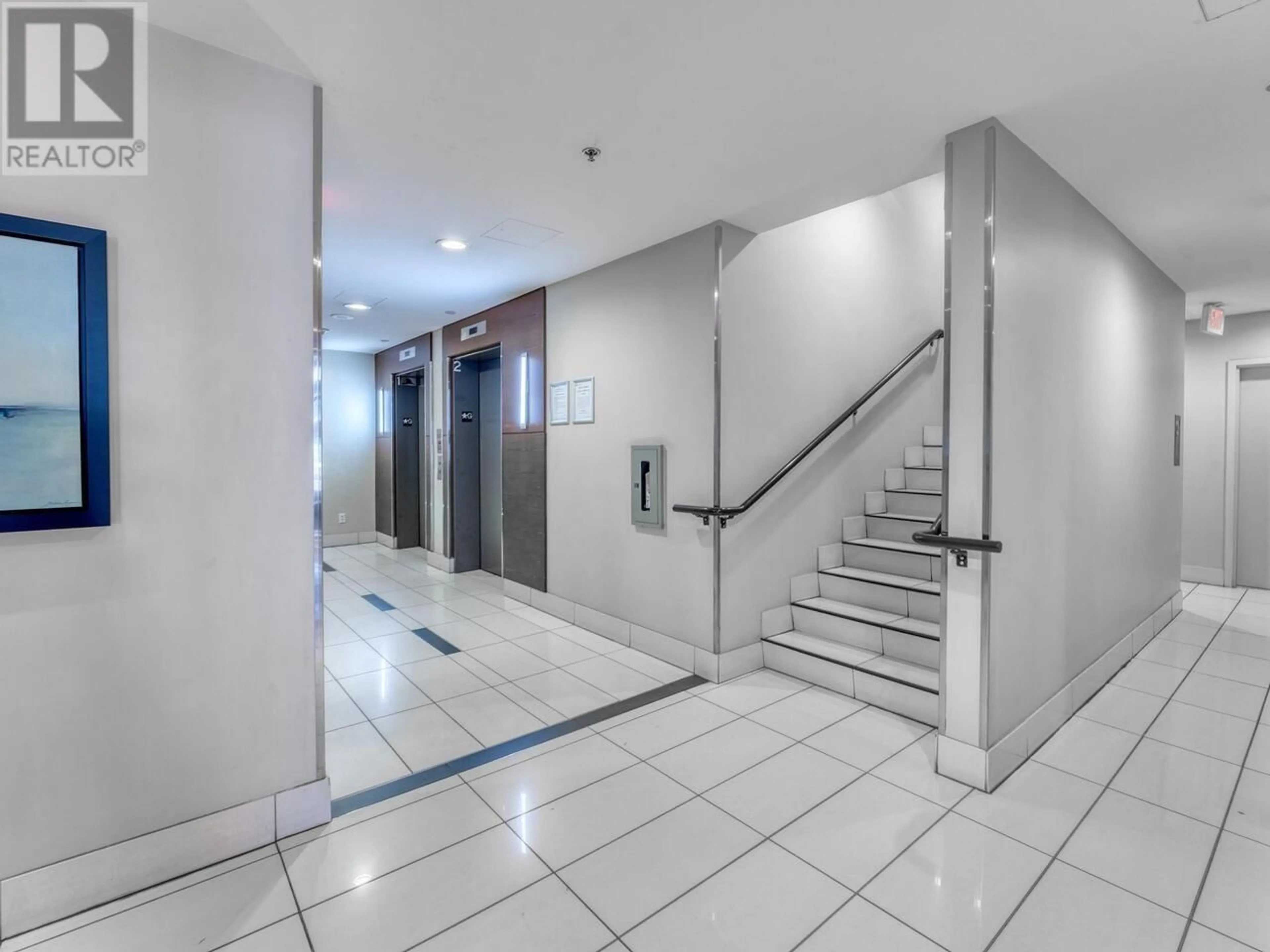 Indoor foyer for 405 - 4118 DAWSON STREET, Burnaby British Columbia V5C0A3