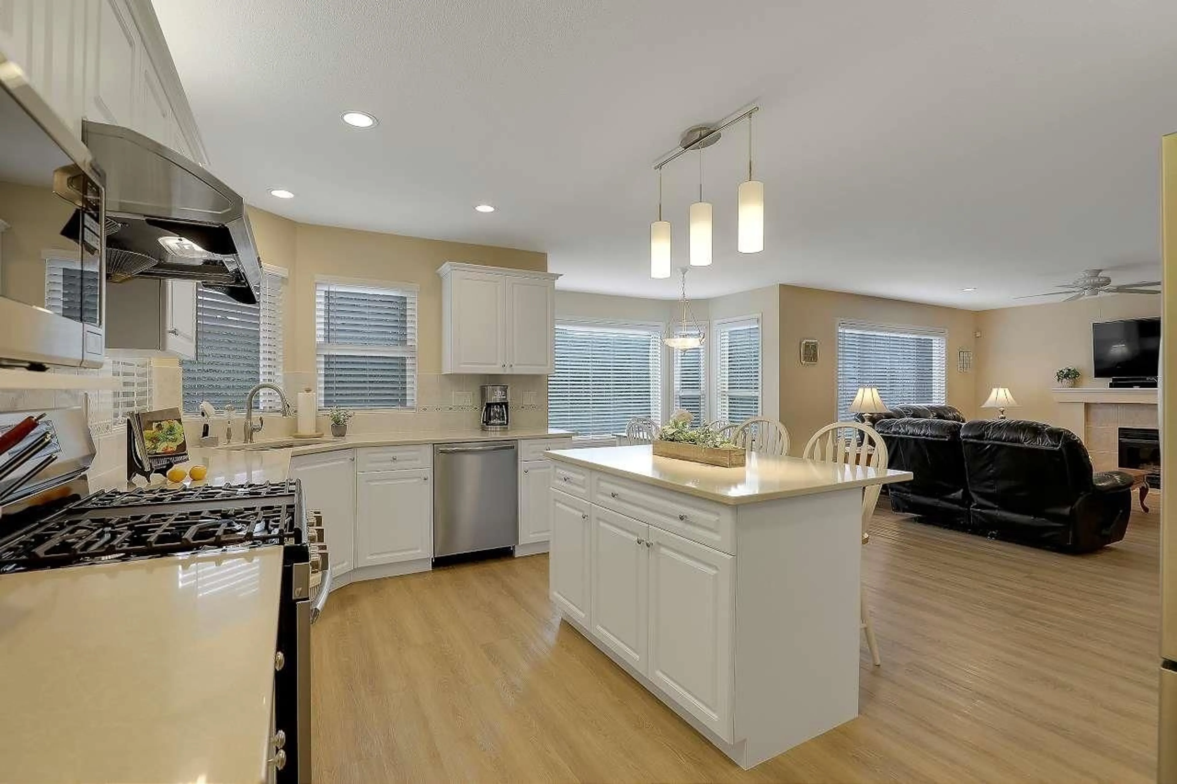 Open concept kitchen, unknown for 8020 KESTREL, Surrey British Columbia V3W0V1