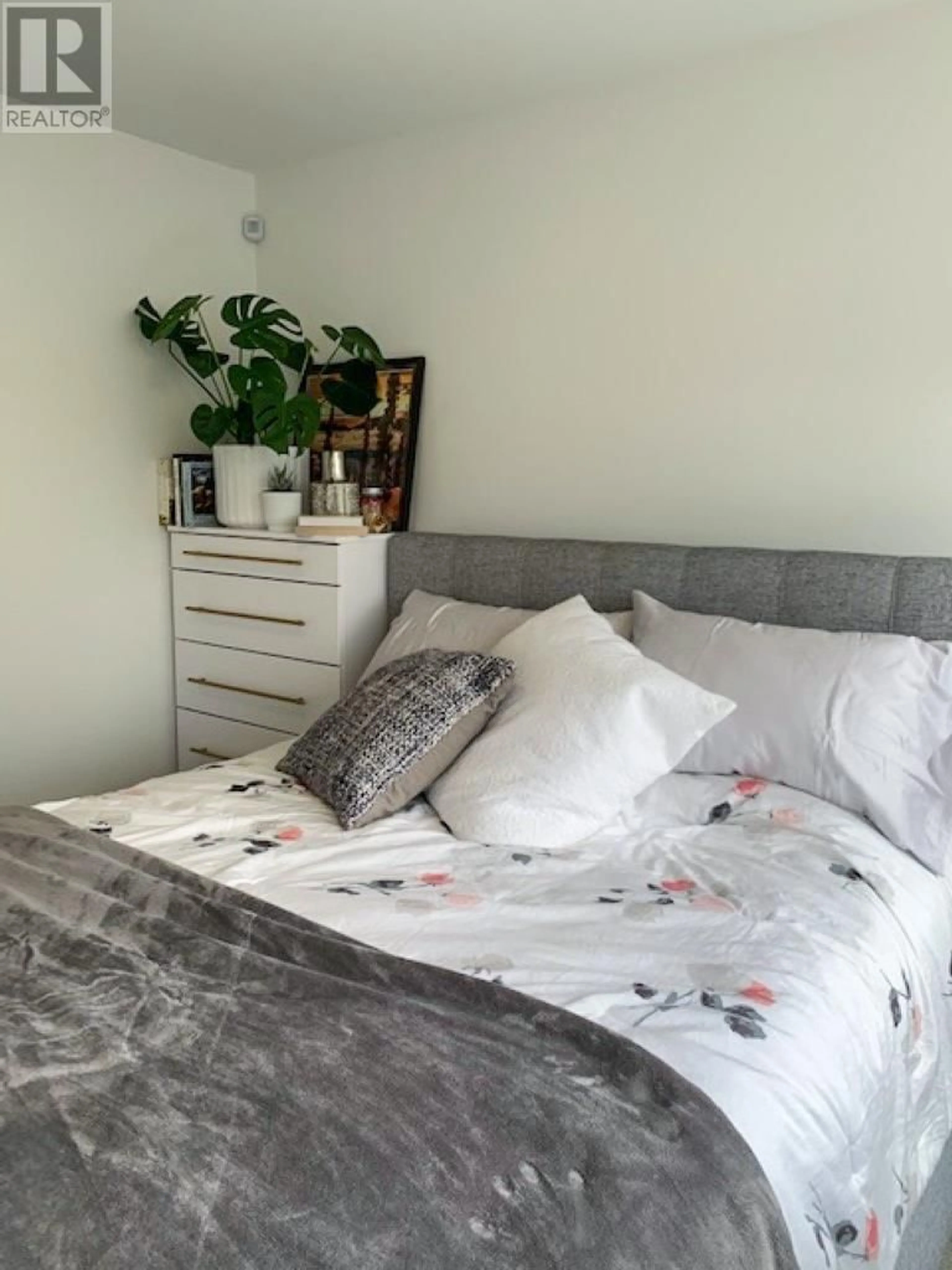 Bedroom with bed, wood/laminate floor for 906 - 1788 COLUMBIA STREET, Vancouver British Columbia V5Y0L7