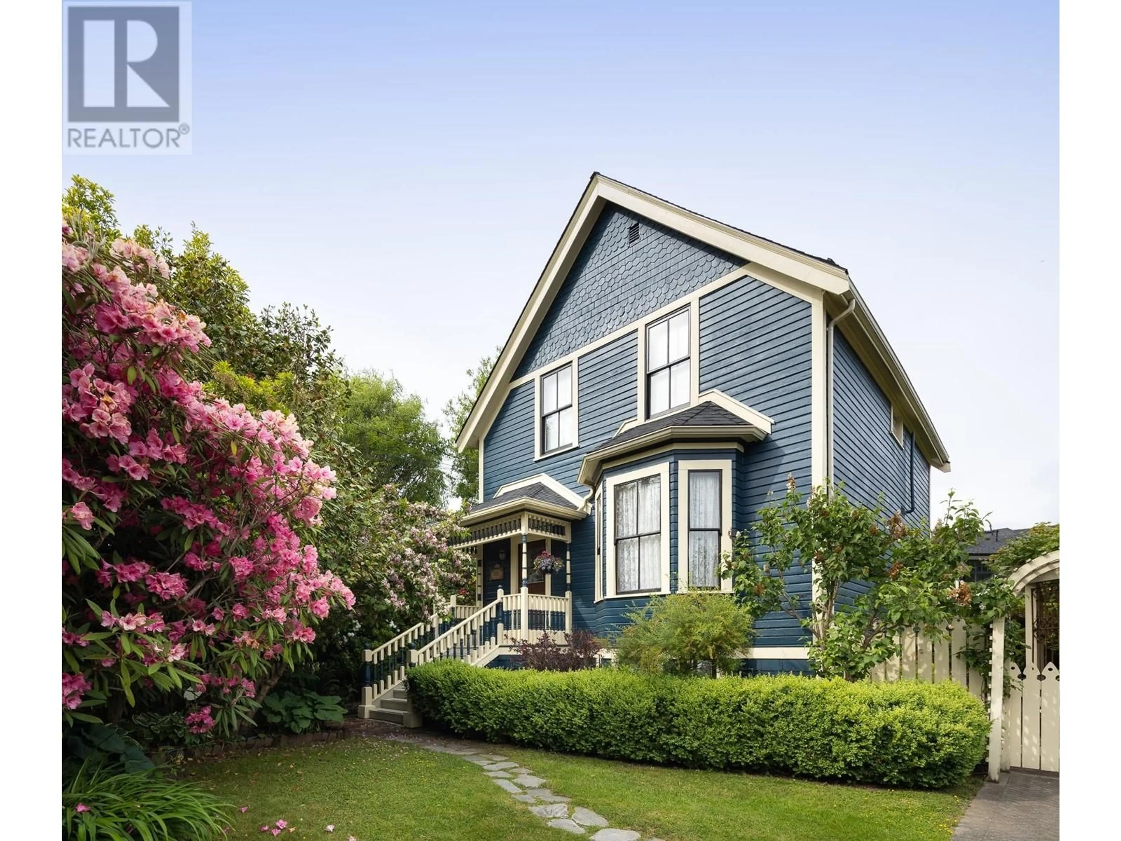 Home with vinyl exterior material, street for 335 FOURTH STREET, New Westminster British Columbia V3L2V3