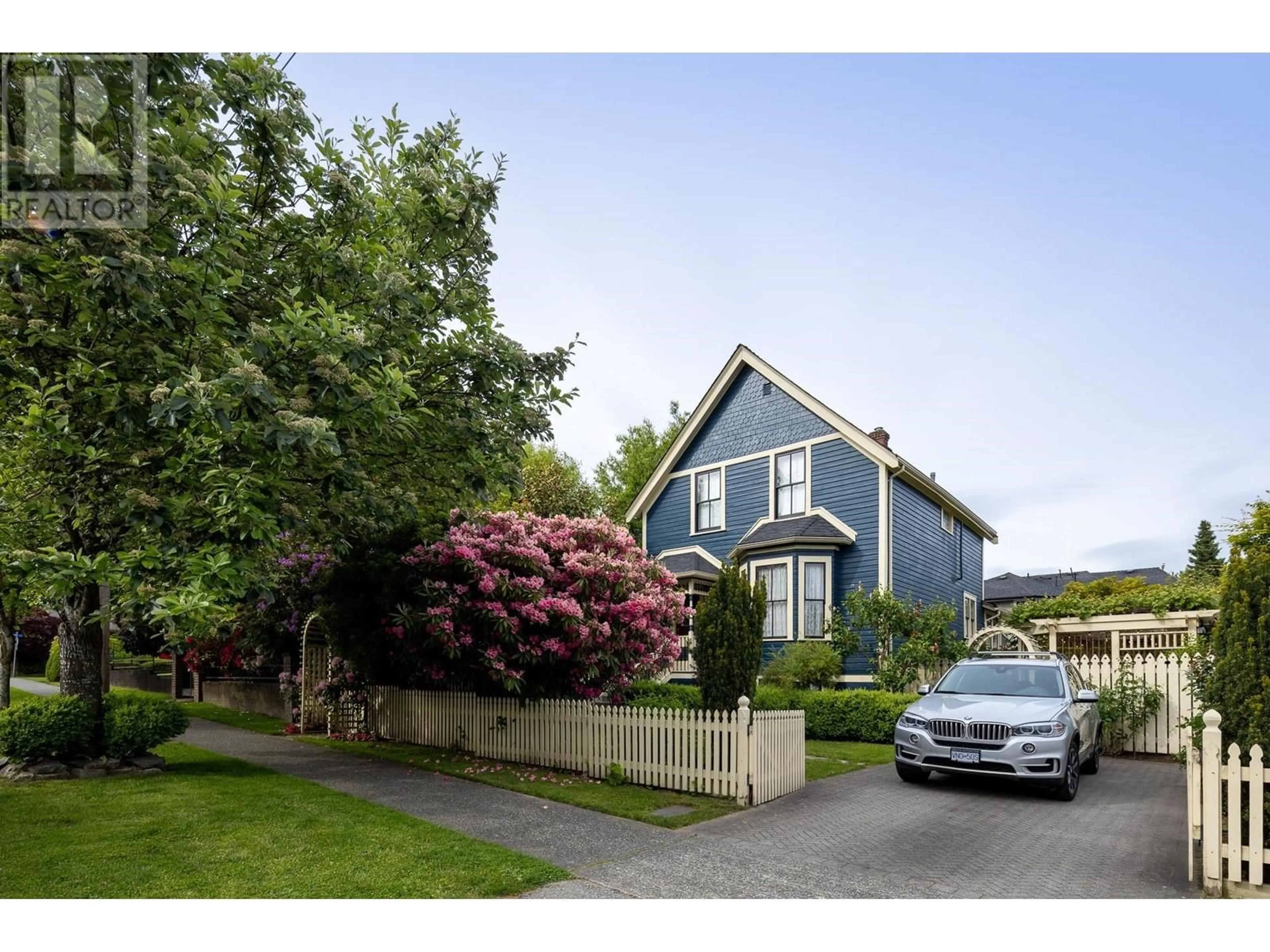 Home with vinyl exterior material, street for 335 FOURTH STREET, New Westminster British Columbia V3L2V3