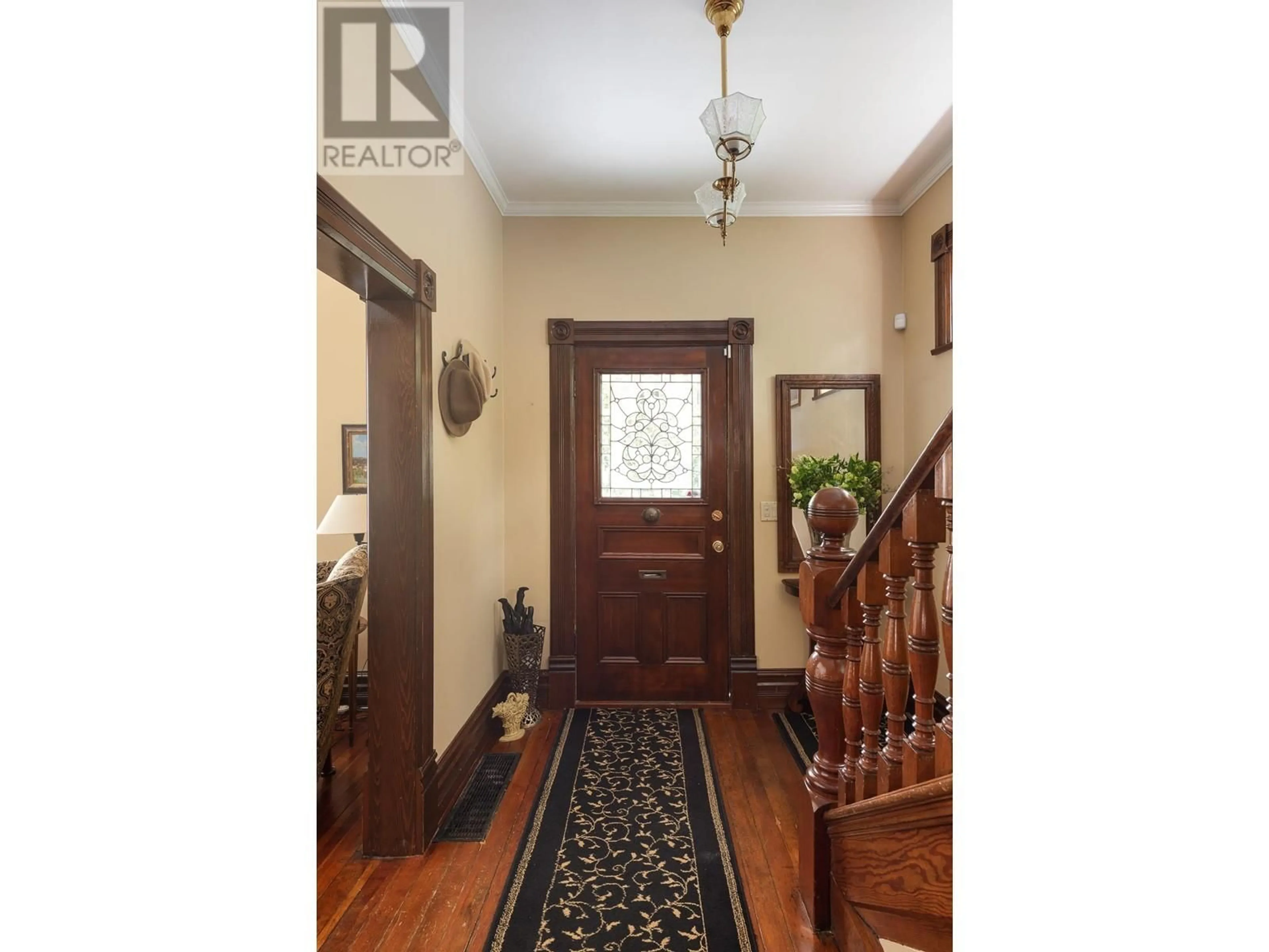 Indoor foyer for 335 FOURTH STREET, New Westminster British Columbia V3L2V3