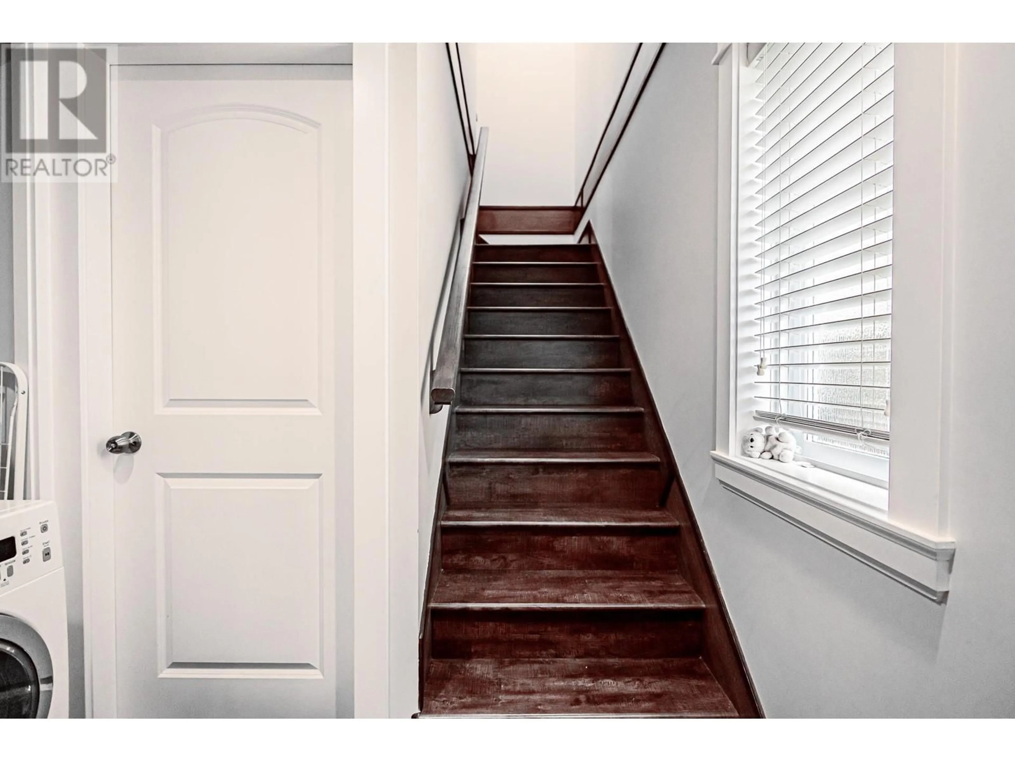 Stairs for 5918 MAIN STREET, Vancouver British Columbia V5W2T3