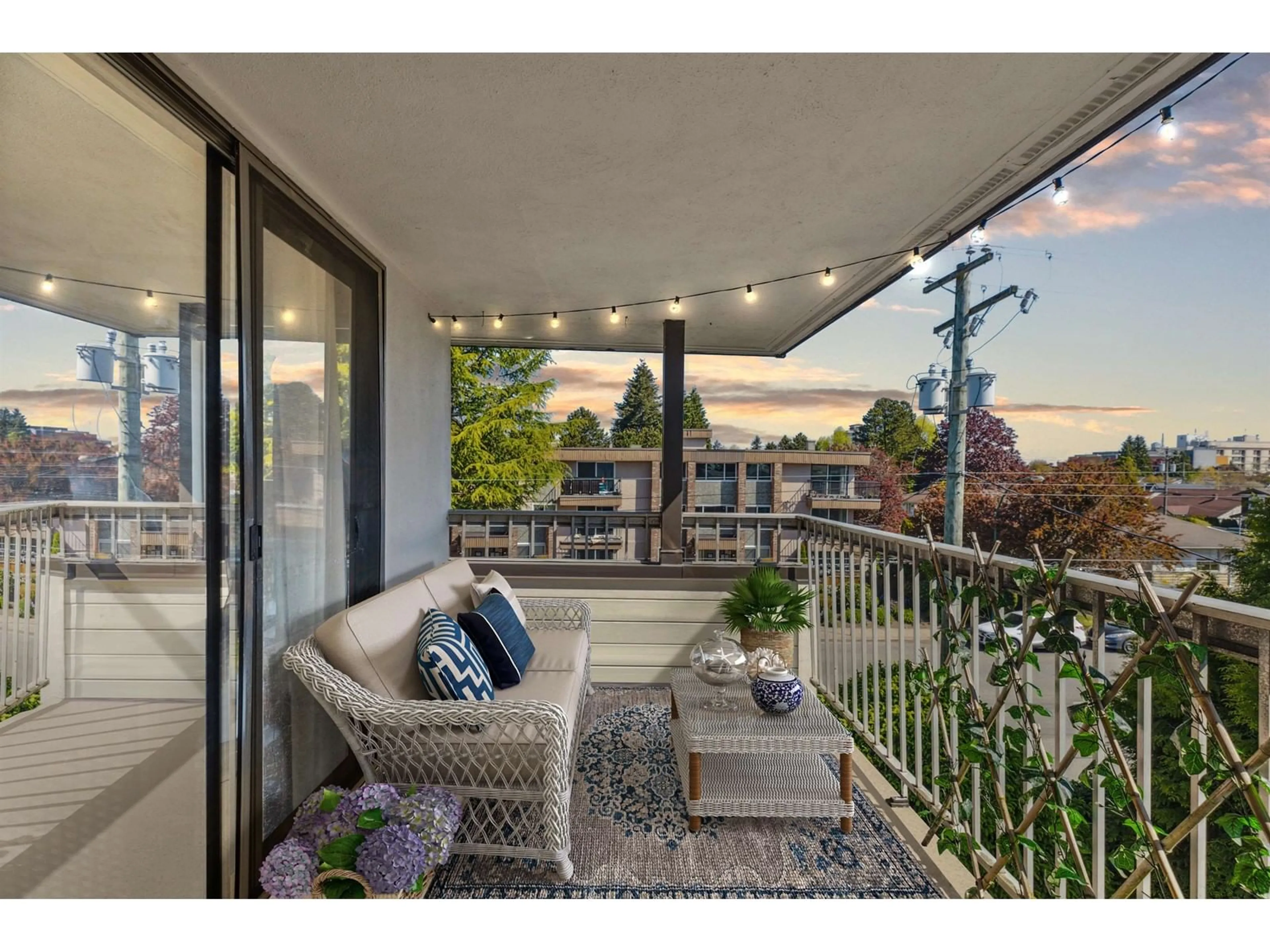 Patio, unknown for 302 - 1390 MERKLIN, White Rock British Columbia V4B4C1