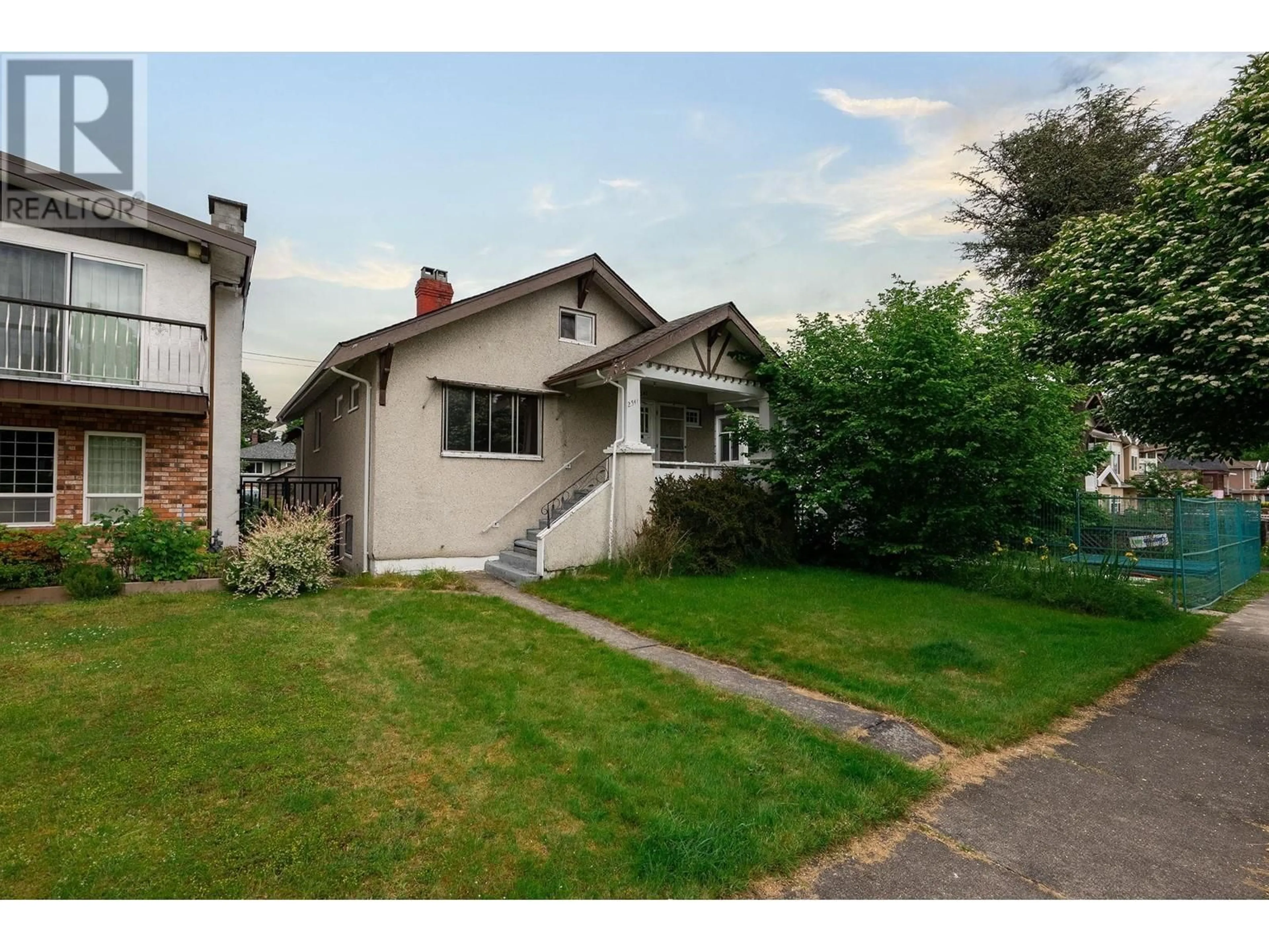 A pic from outside/outdoor area/front of a property/back of a property/a pic from drone, street for 2541 2ND AVENUE, Vancouver British Columbia V5M1C7