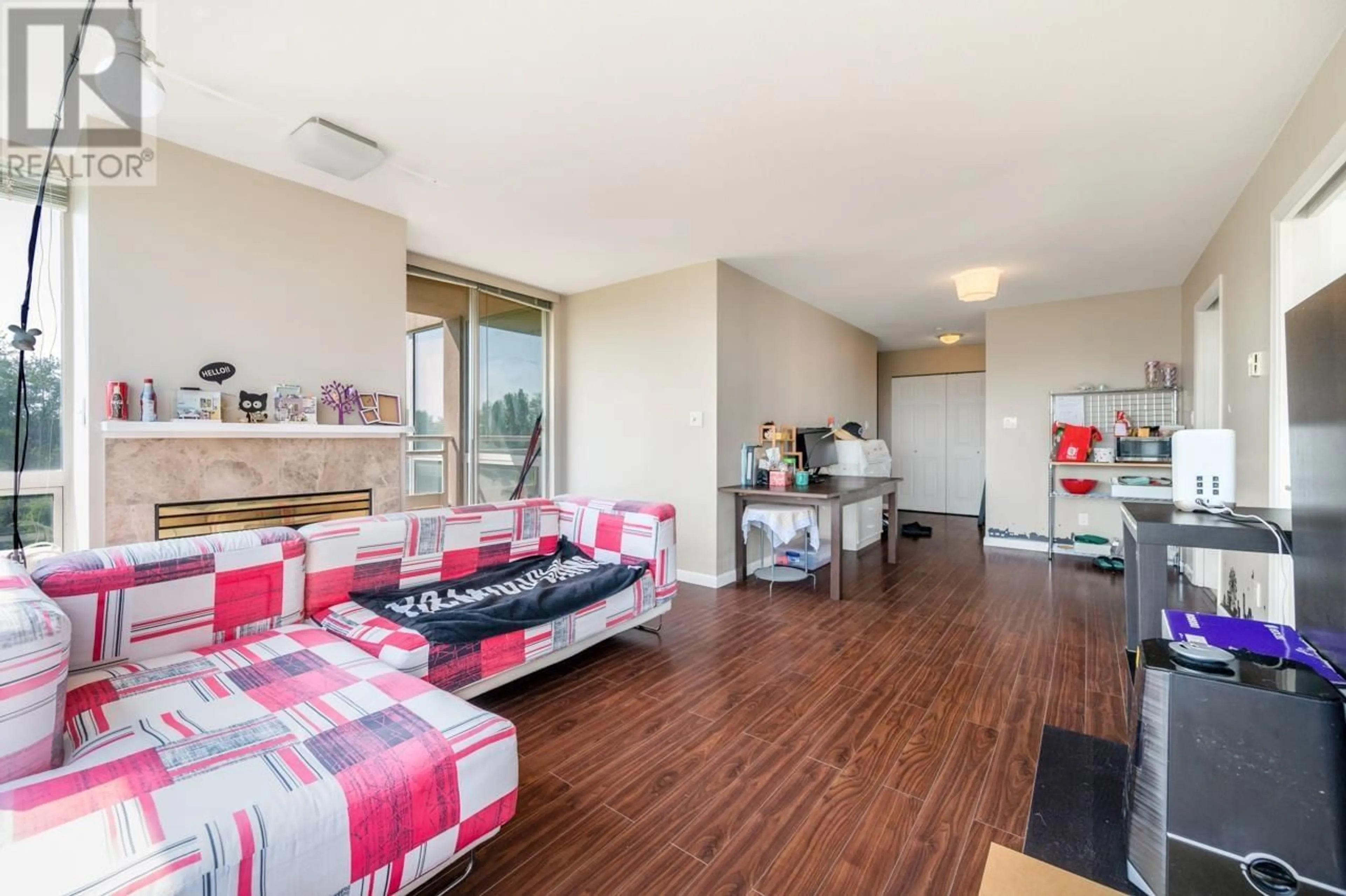 Living room with furniture, wood/laminate floor for 902 - 9603 MANCHESTER DRIVE, Burnaby British Columbia V3N4Y7